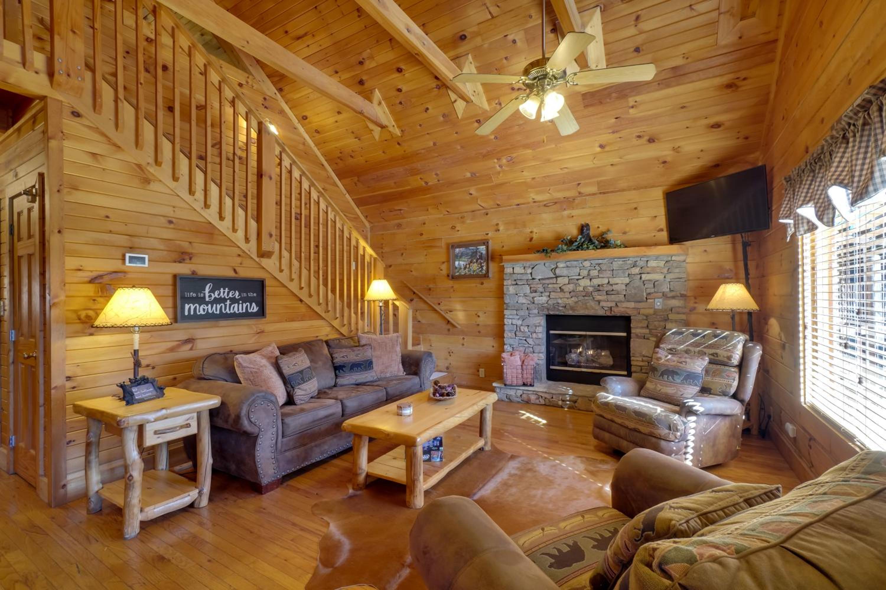 Gatlinburg Scenic Cabin with Hot Tub | 2 Mi to Dtwn!