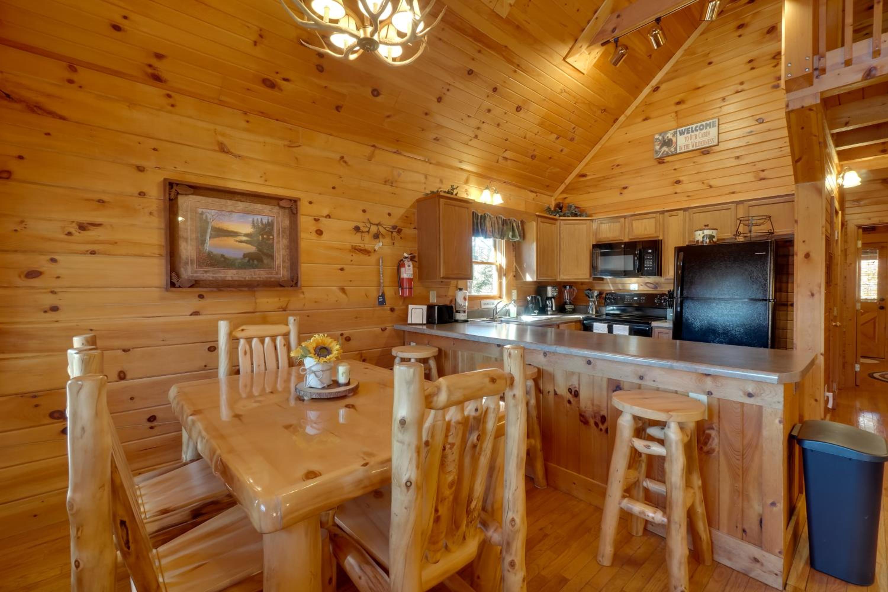 Gatlinburg Scenic Cabin with Hot Tub | 2 Mi to Dtwn!