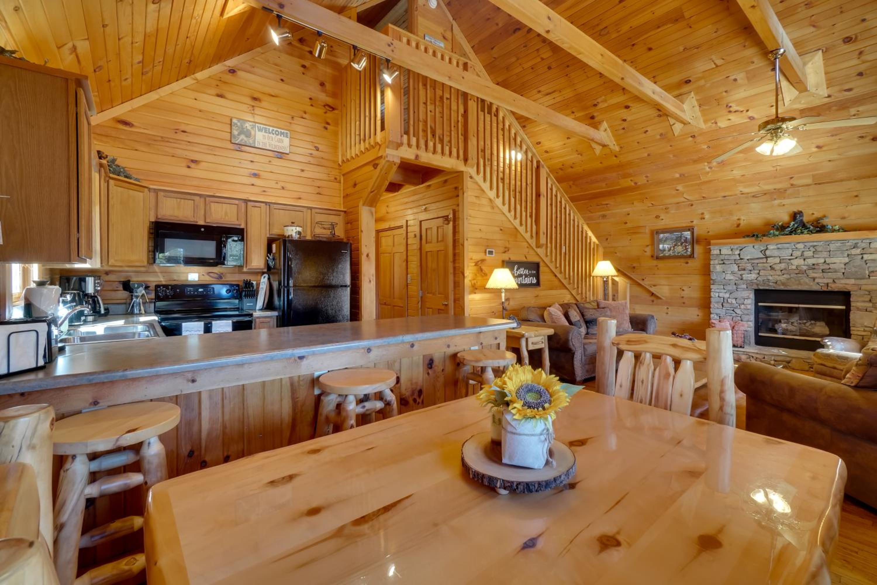 Gatlinburg Scenic Cabin with Hot Tub | 2 Mi to Dtwn!
