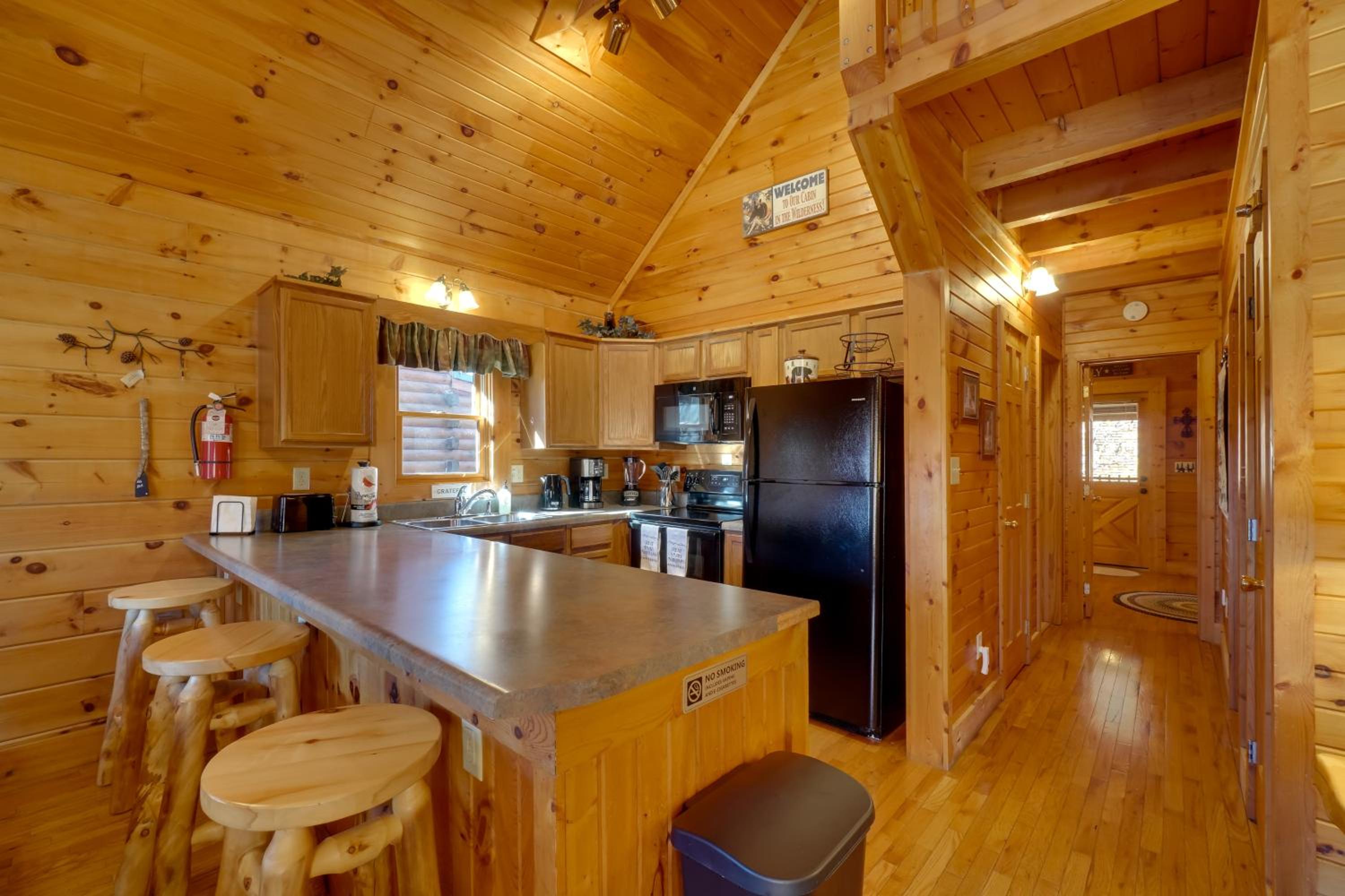 Gatlinburg Scenic Cabin with Hot Tub | 2 Mi to Dtwn!