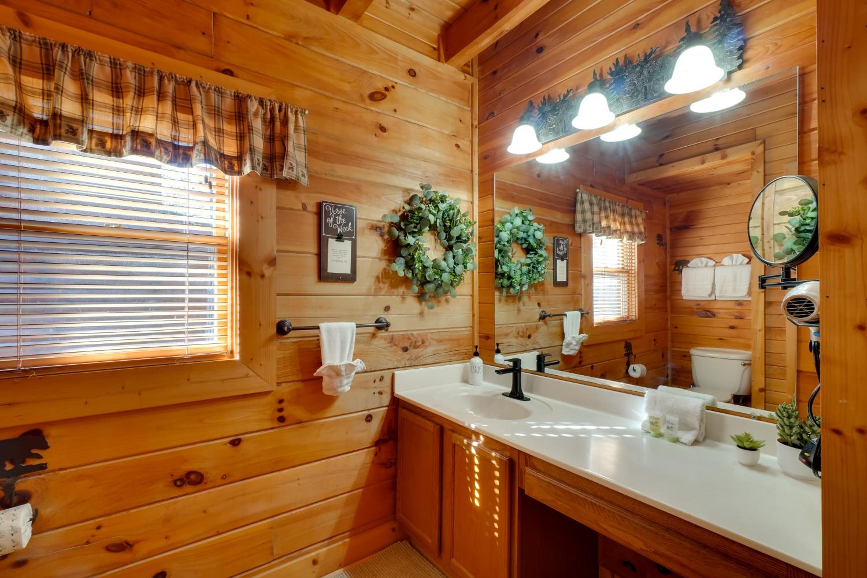 Gatlinburg Scenic Cabin with Hot Tub | 2 Mi to Dtwn!