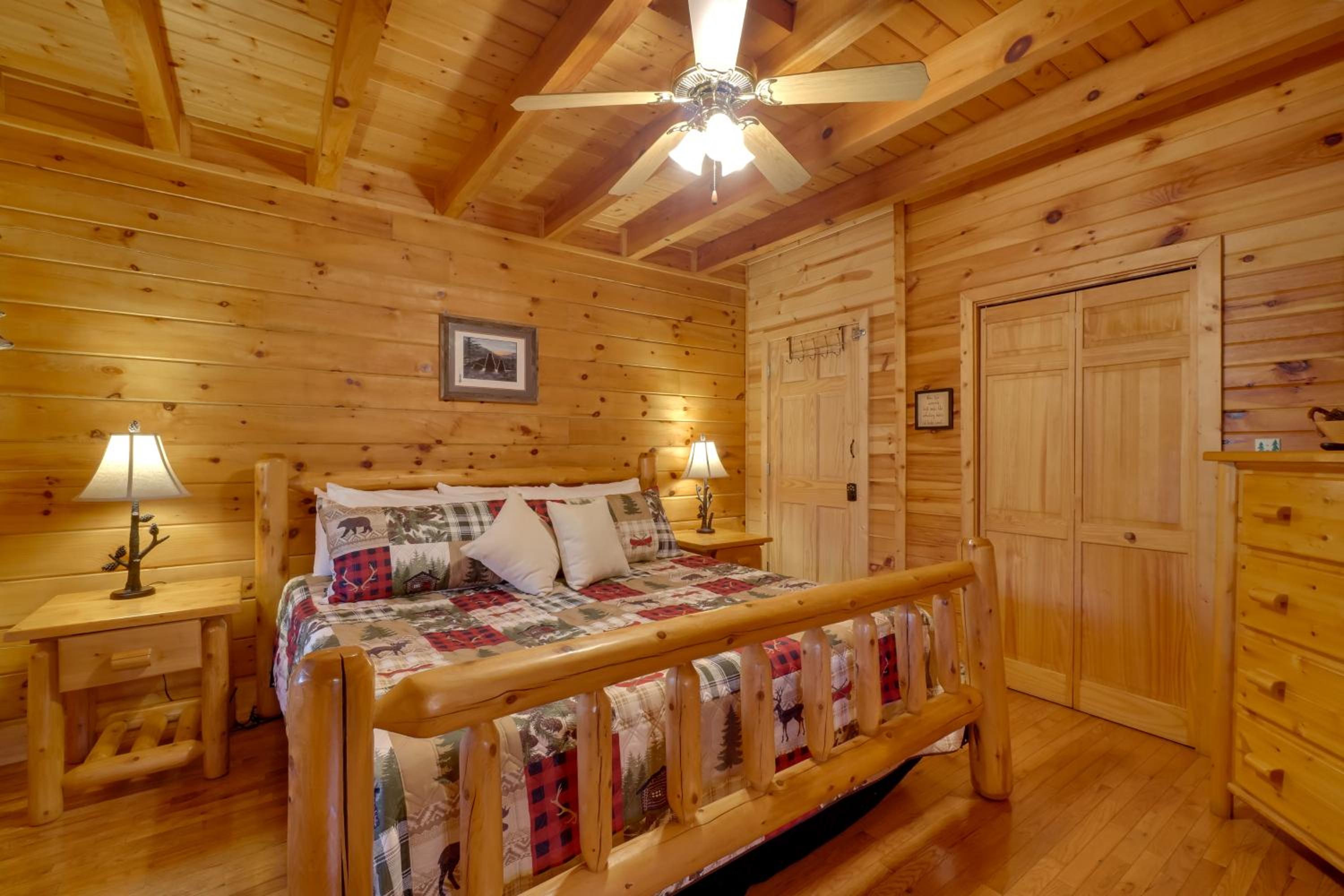 Gatlinburg Scenic Cabin with Hot Tub | 2 Mi to Dtwn!
