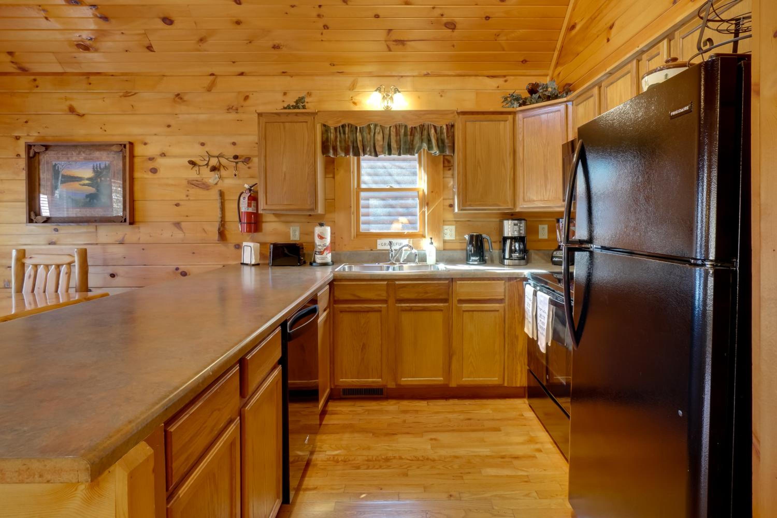 Gatlinburg Scenic Cabin with Hot Tub | 2 Mi to Dtwn!