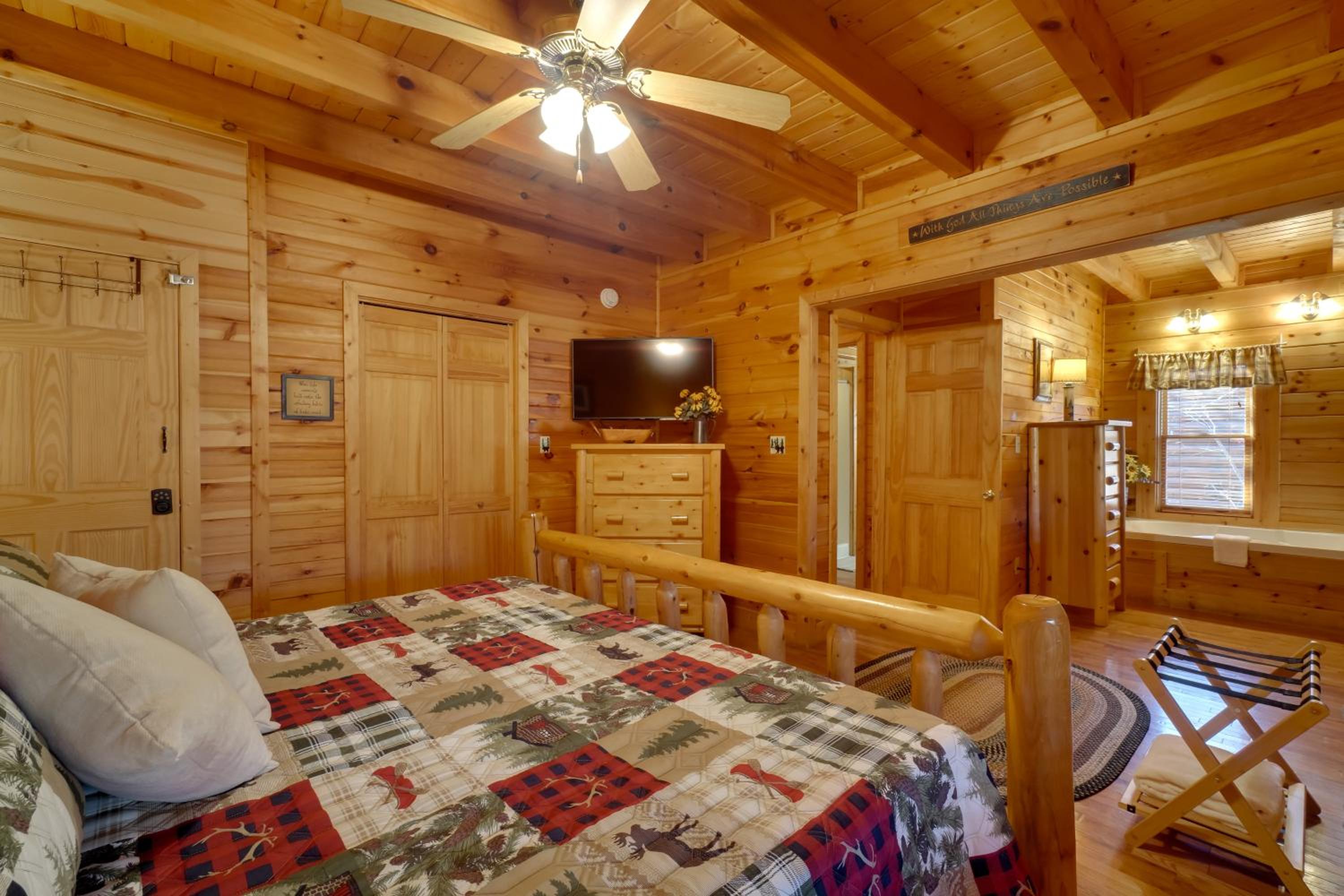 Gatlinburg Scenic Cabin with Hot Tub | 2 Mi to Dtwn!