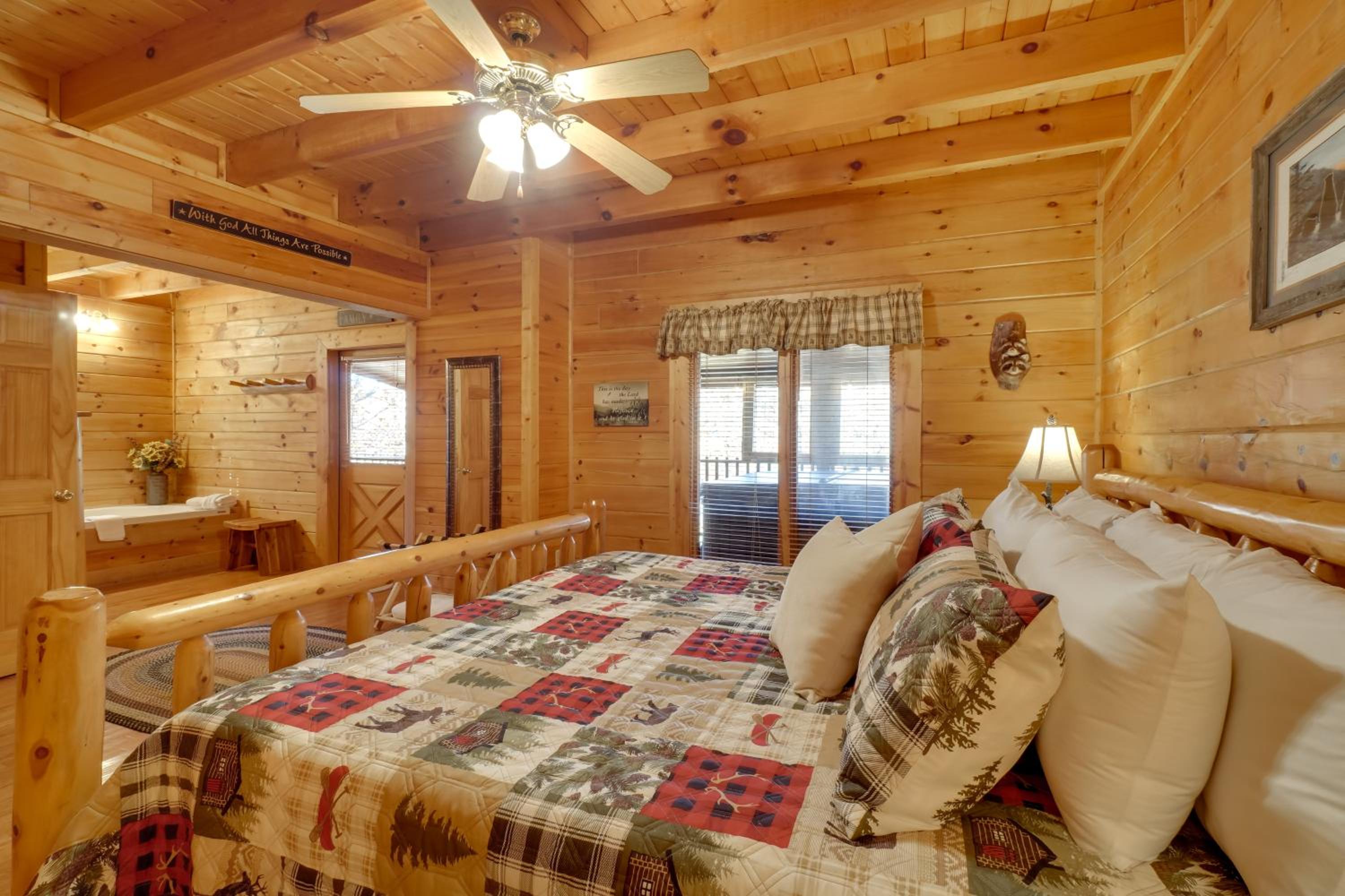 Gatlinburg Scenic Cabin with Hot Tub | 2 Mi to Dtwn!