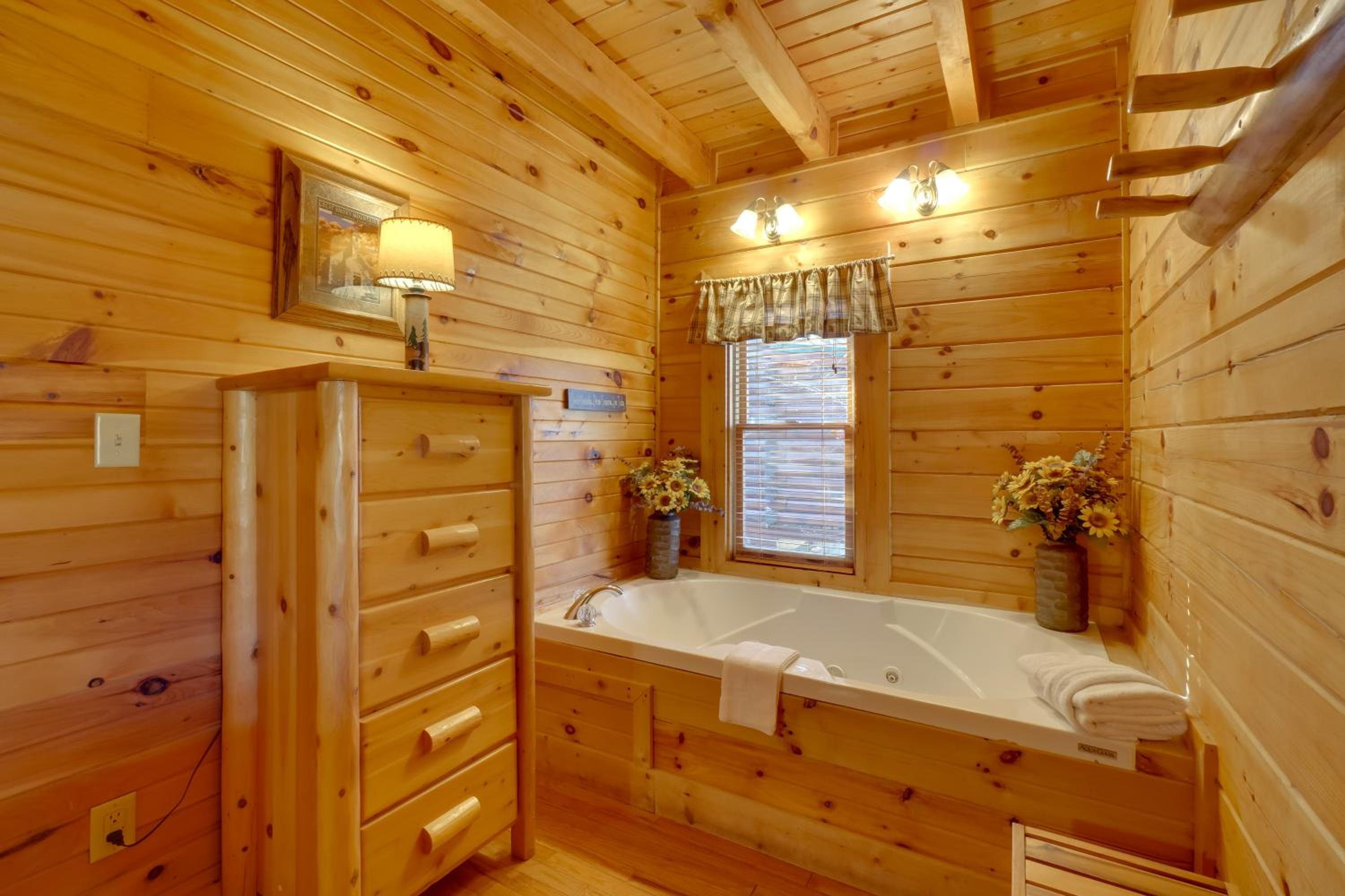 Gatlinburg Scenic Cabin with Hot Tub | 2 Mi to Dtwn!