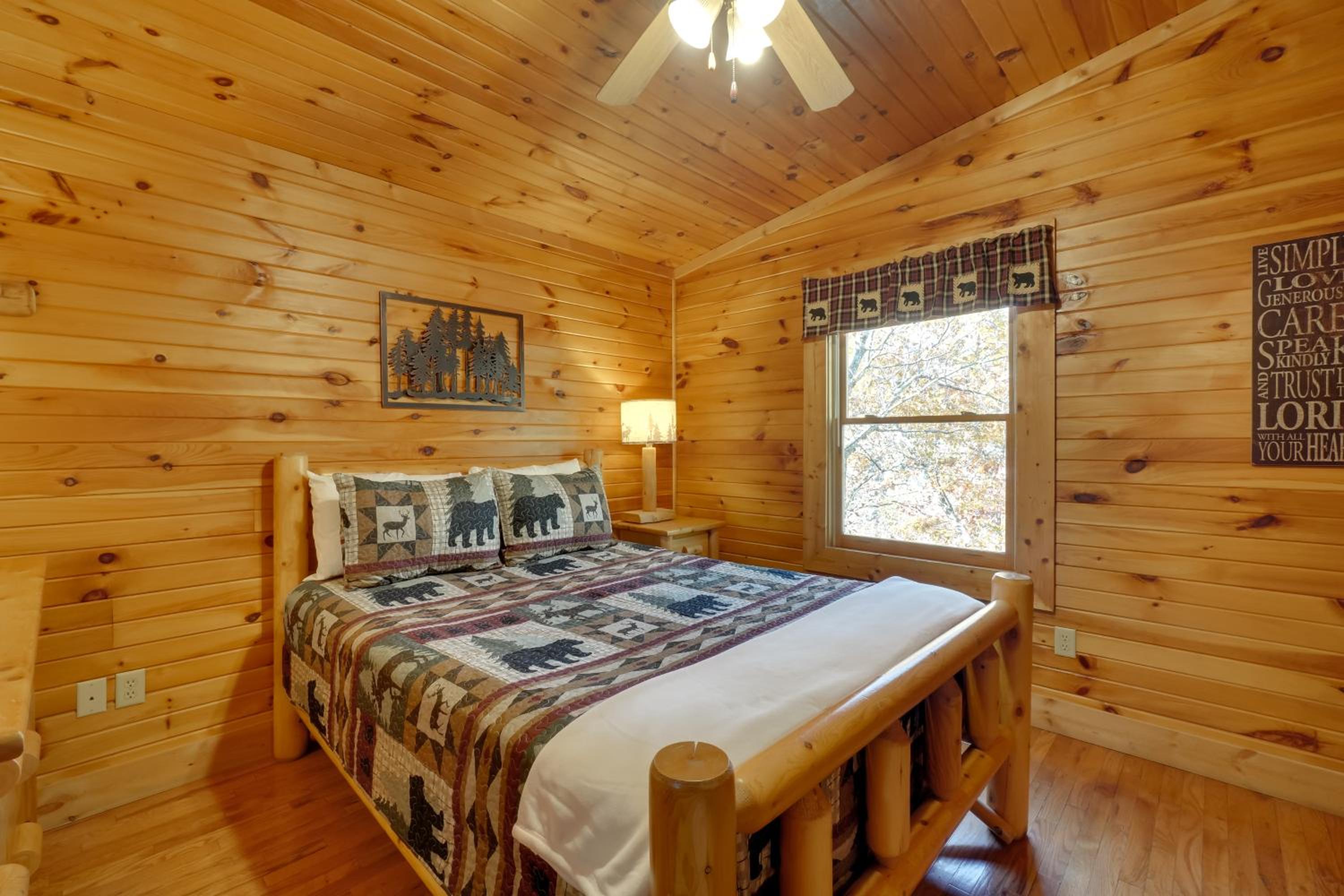Gatlinburg Scenic Cabin with Hot Tub | 2 Mi to Dtwn!