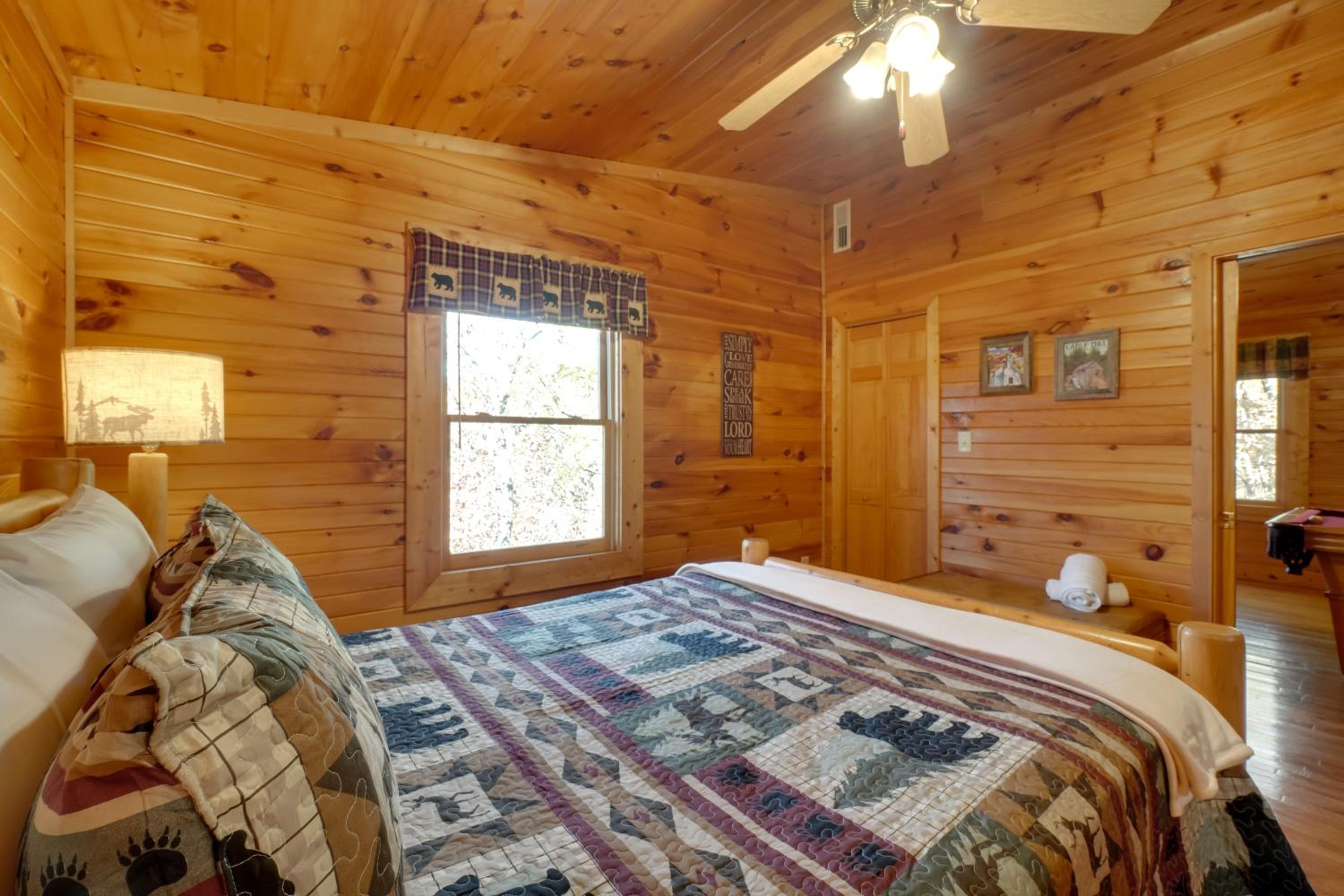 Gatlinburg Scenic Cabin with Hot Tub | 2 Mi to Dtwn!