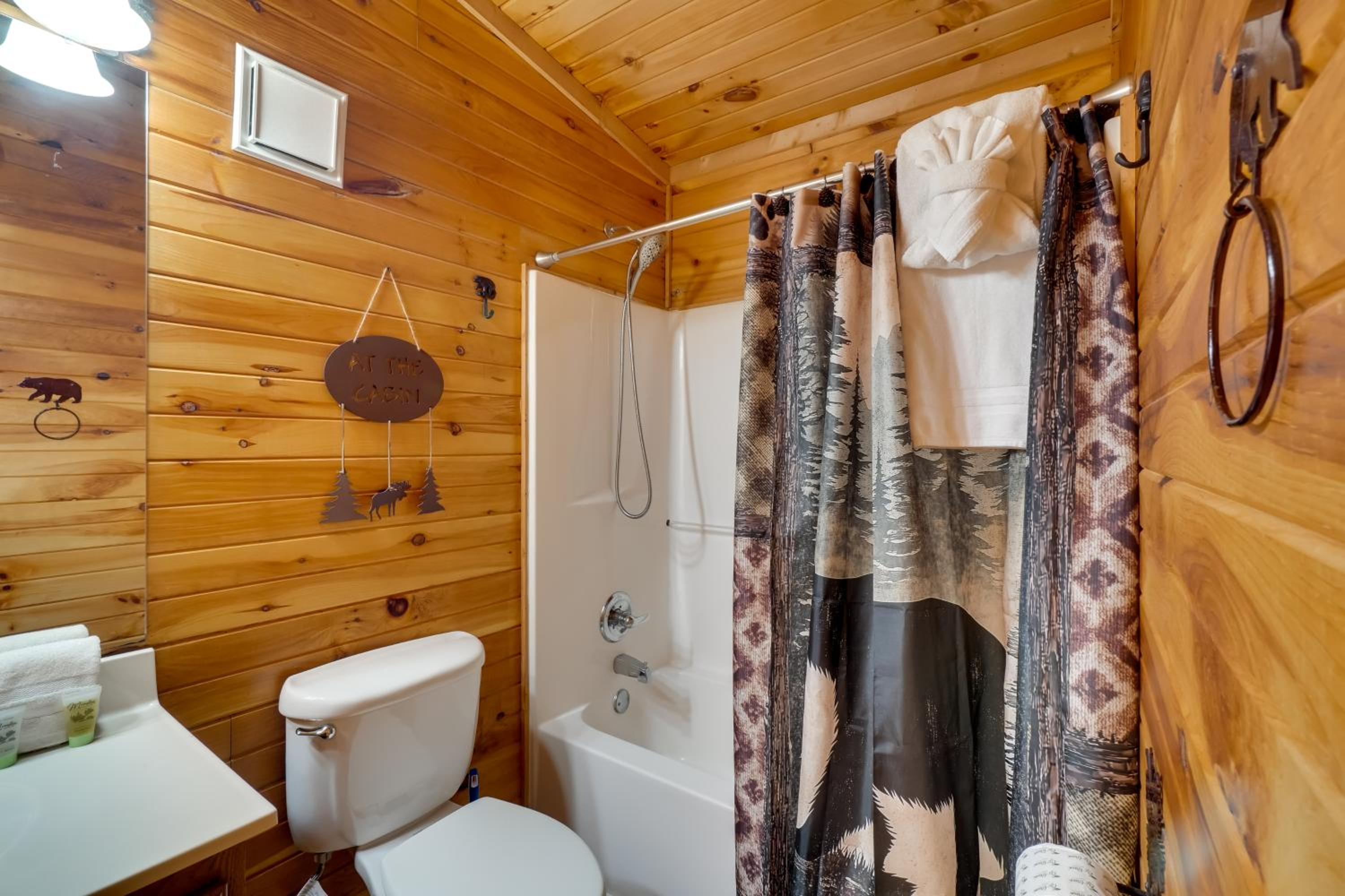 Gatlinburg Scenic Cabin with Hot Tub | 2 Mi to Dtwn!