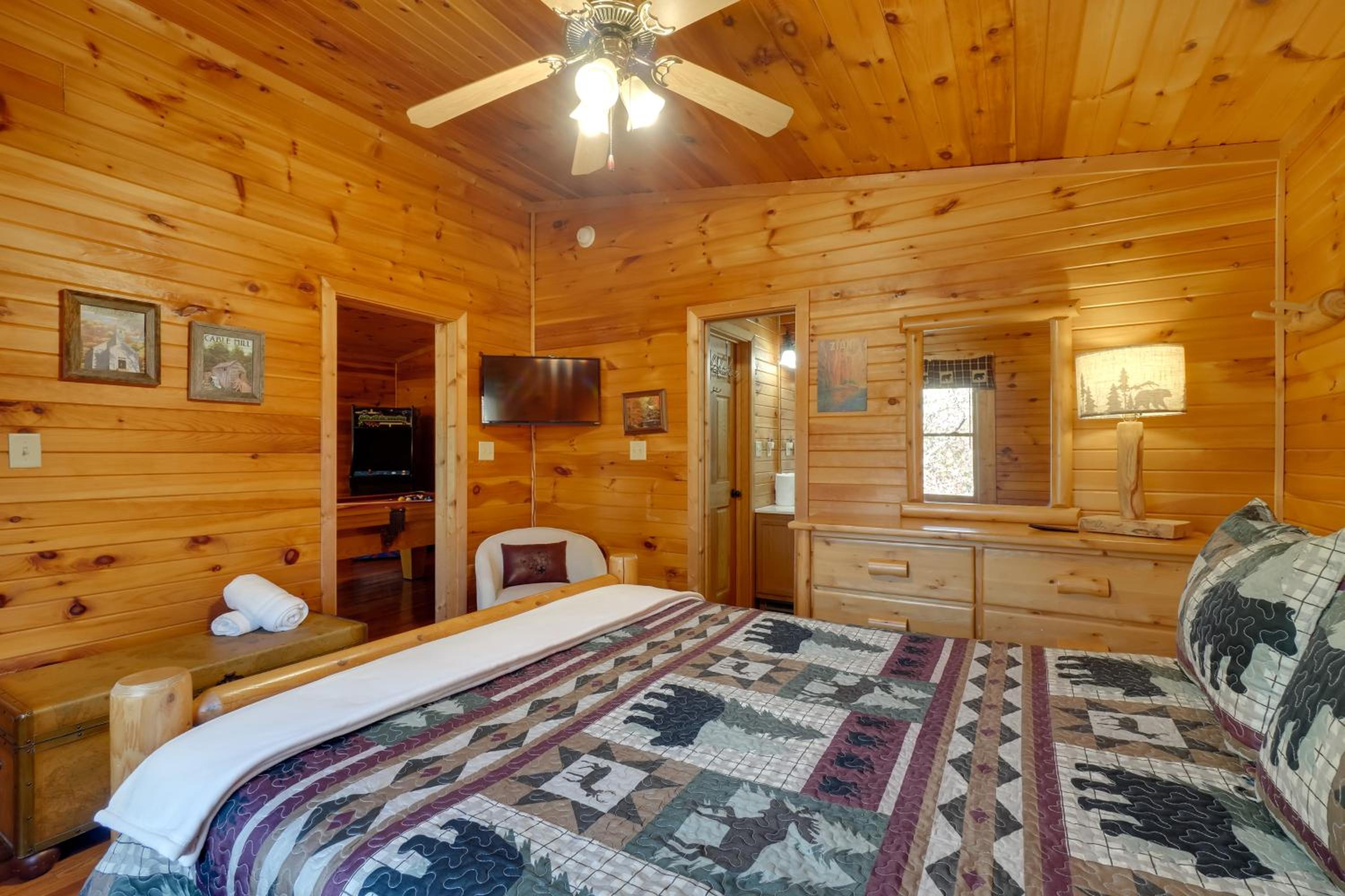 Gatlinburg Scenic Cabin with Hot Tub | 2 Mi to Dtwn!