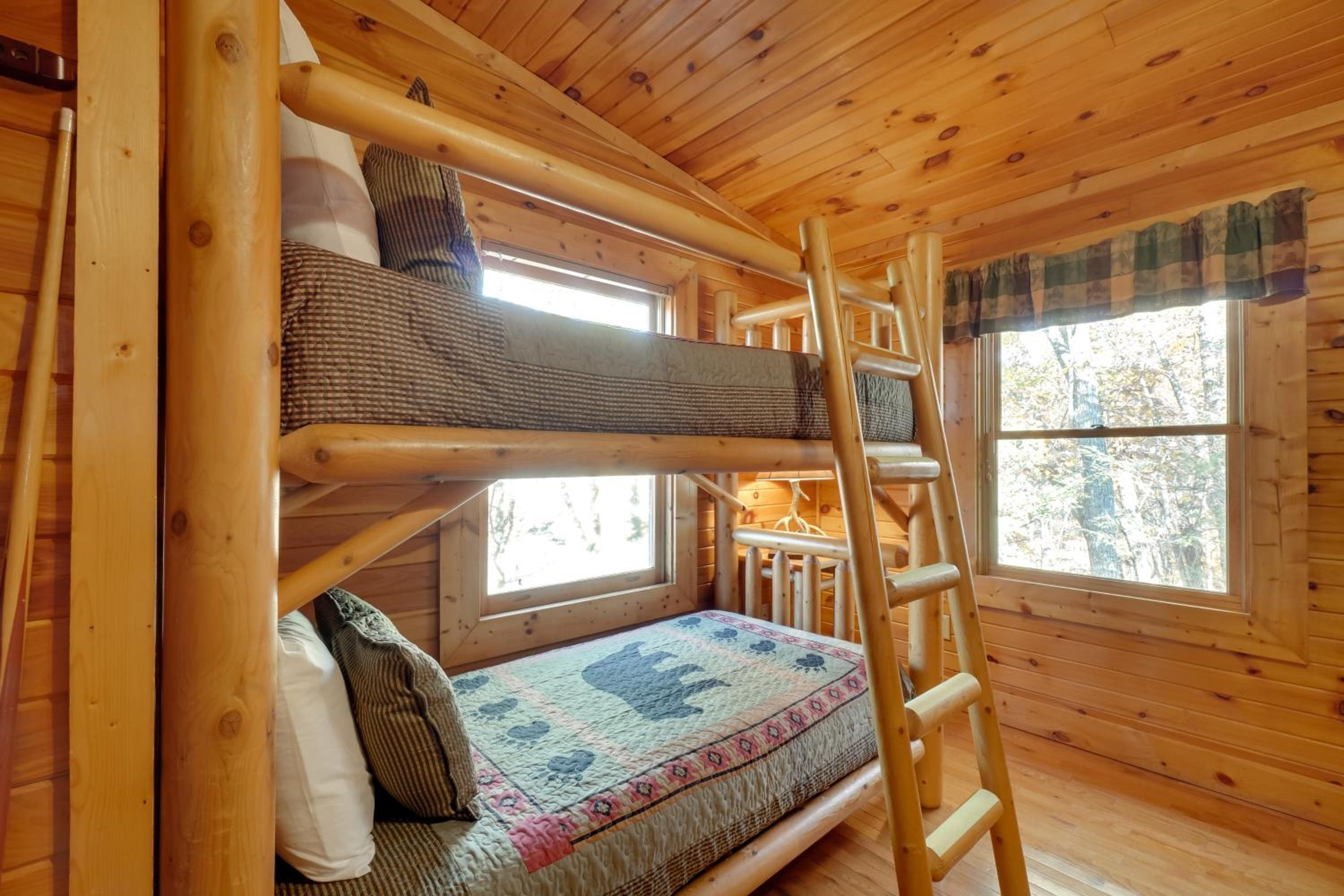 Gatlinburg Scenic Cabin with Hot Tub | 2 Mi to Dtwn!