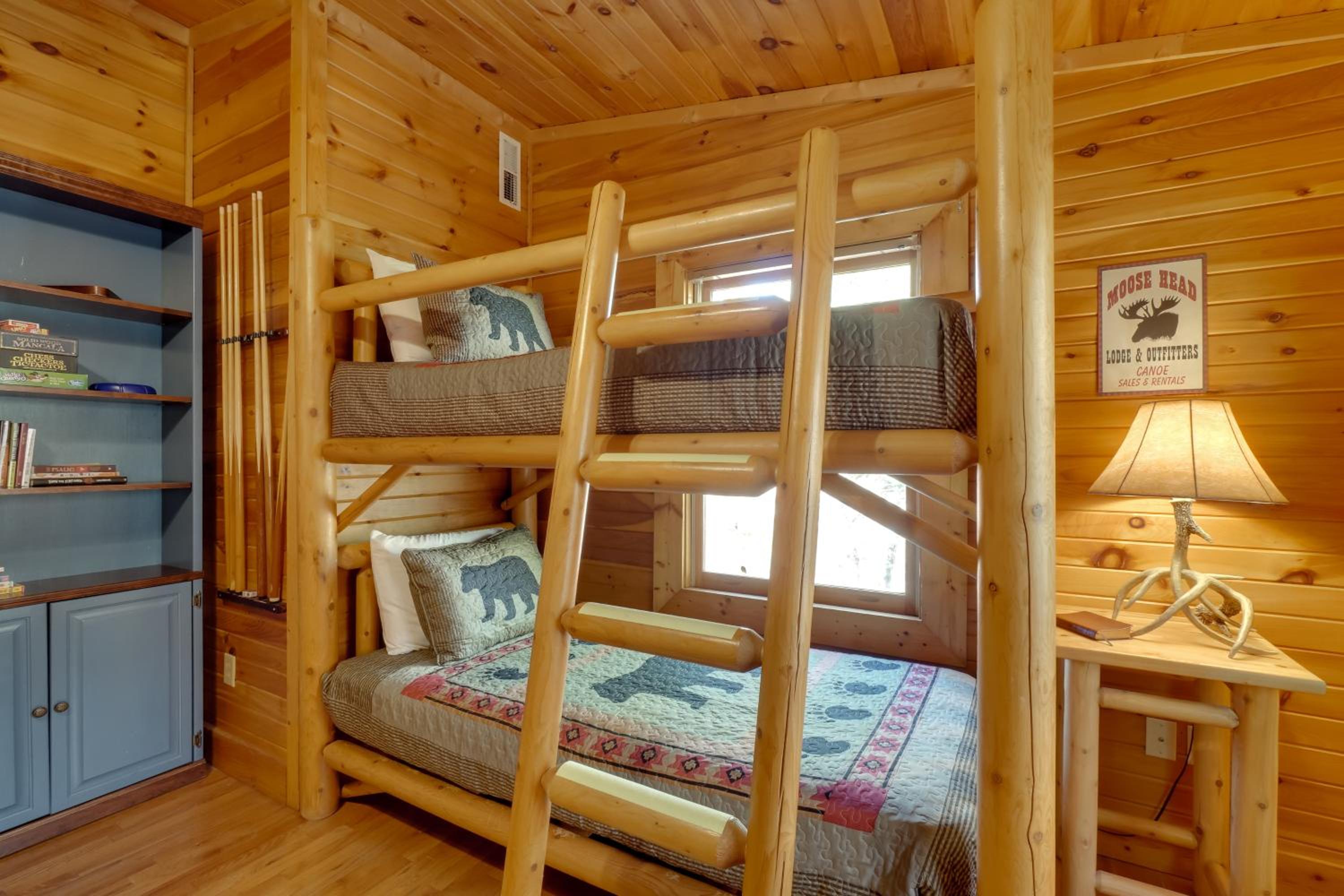 Gatlinburg Scenic Cabin with Hot Tub | 2 Mi to Dtwn!