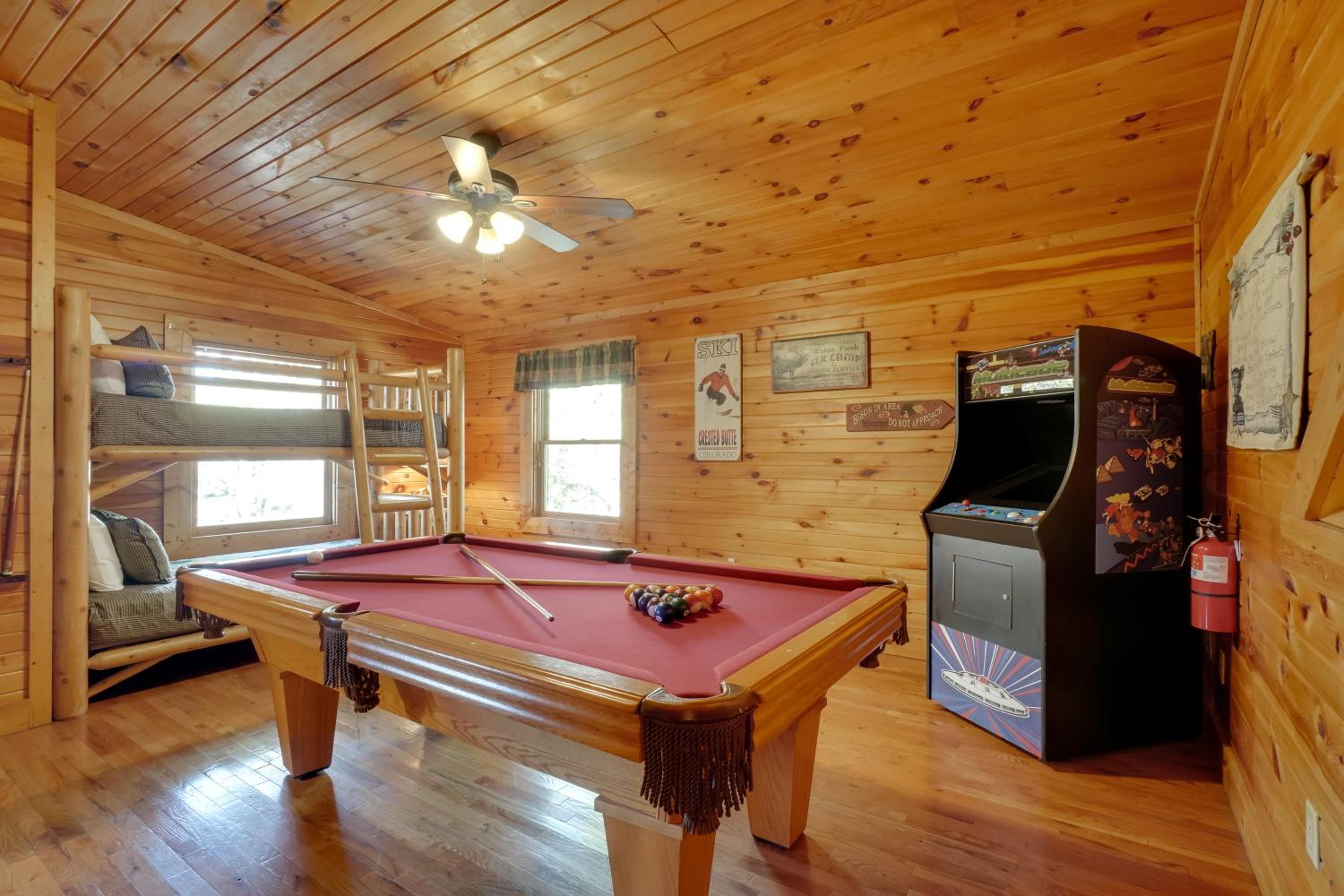 Gatlinburg Scenic Cabin with Hot Tub | 2 Mi to Dtwn!
