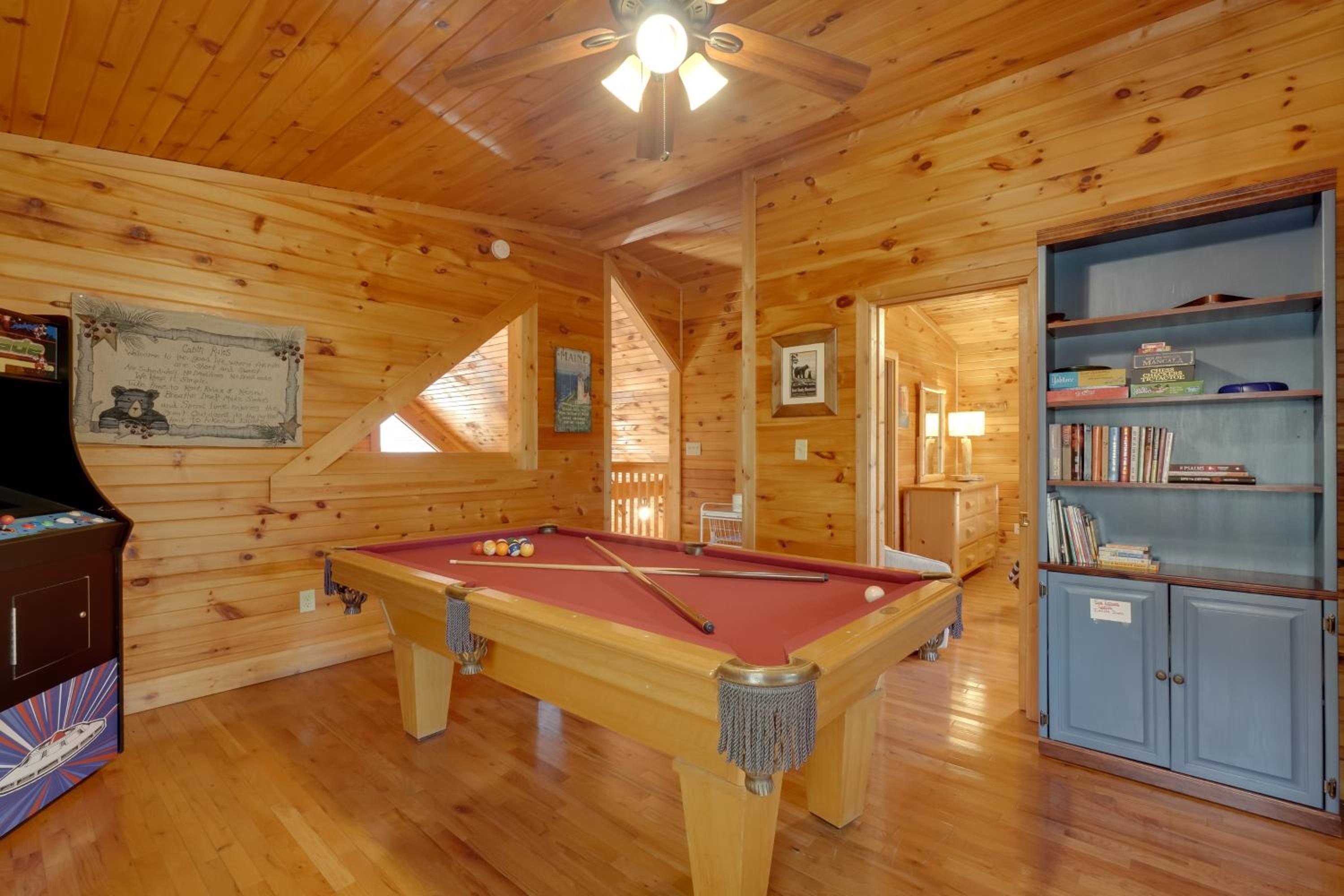Gatlinburg Scenic Cabin with Hot Tub | 2 Mi to Dtwn!