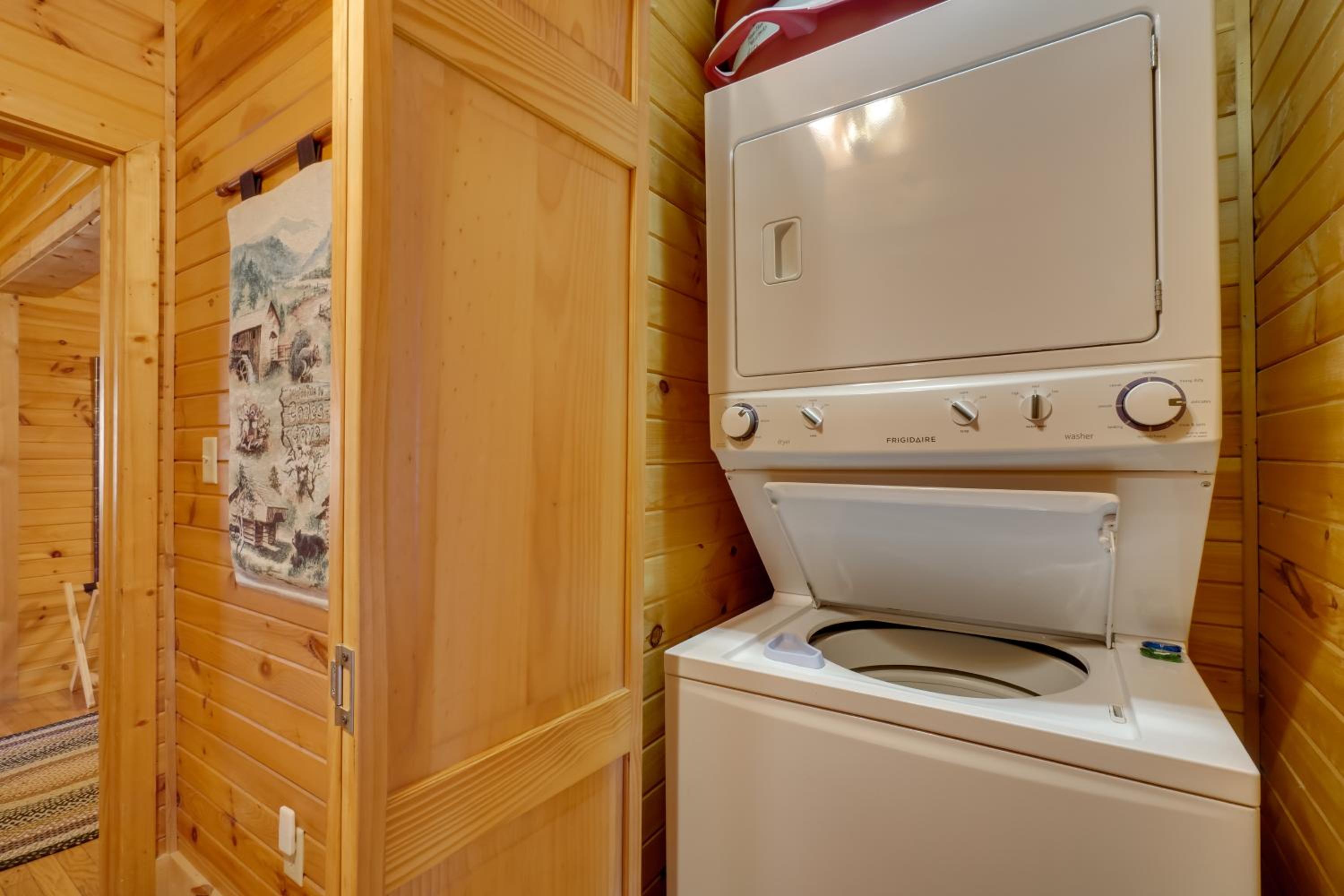 Gatlinburg Scenic Cabin with Hot Tub | 2 Mi to Dtwn!