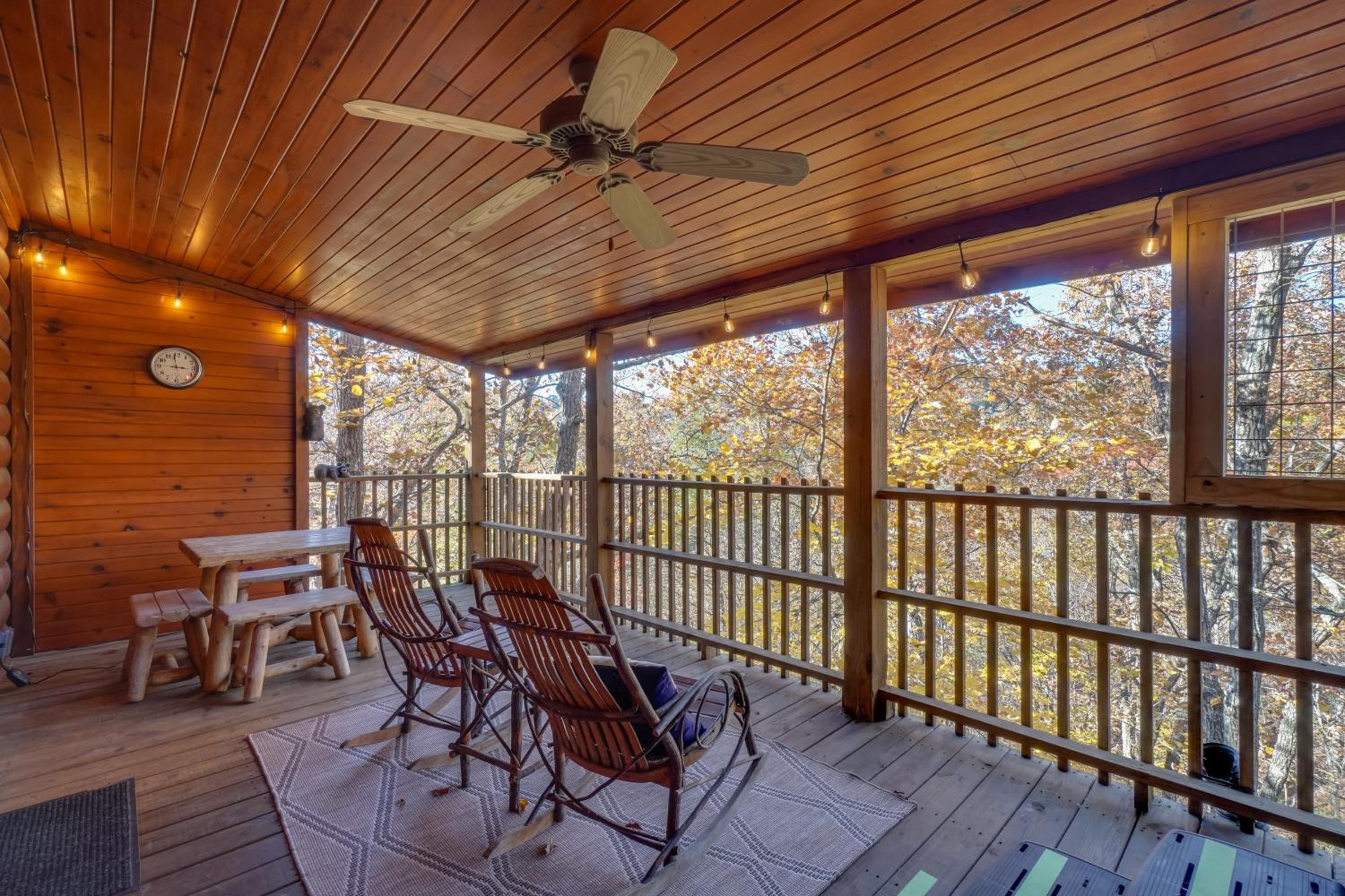 Gatlinburg Scenic Cabin with Hot Tub | 2 Mi to Dtwn!
