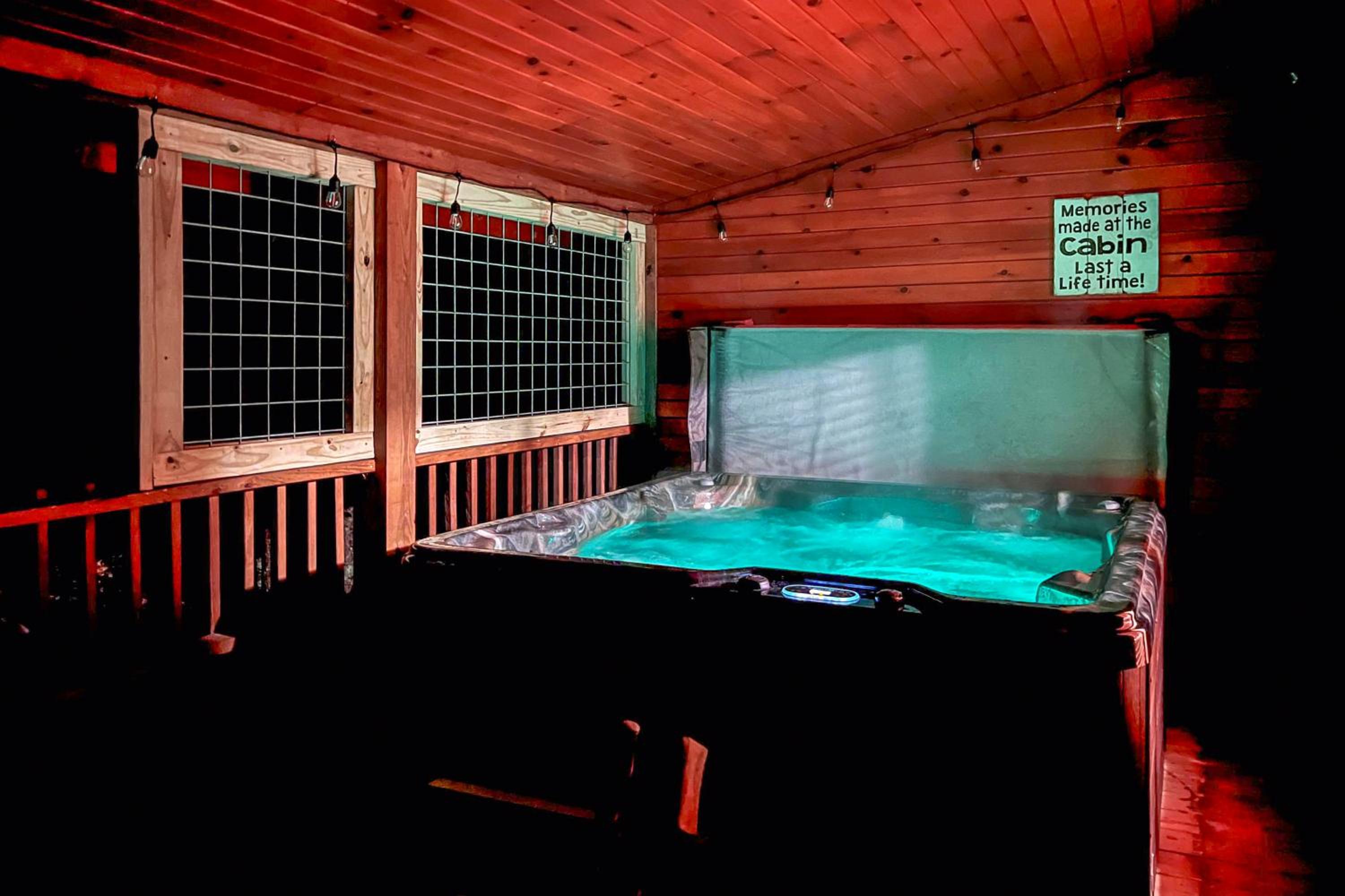 Gatlinburg Scenic Cabin with Hot Tub | 2 Mi to Dtwn!