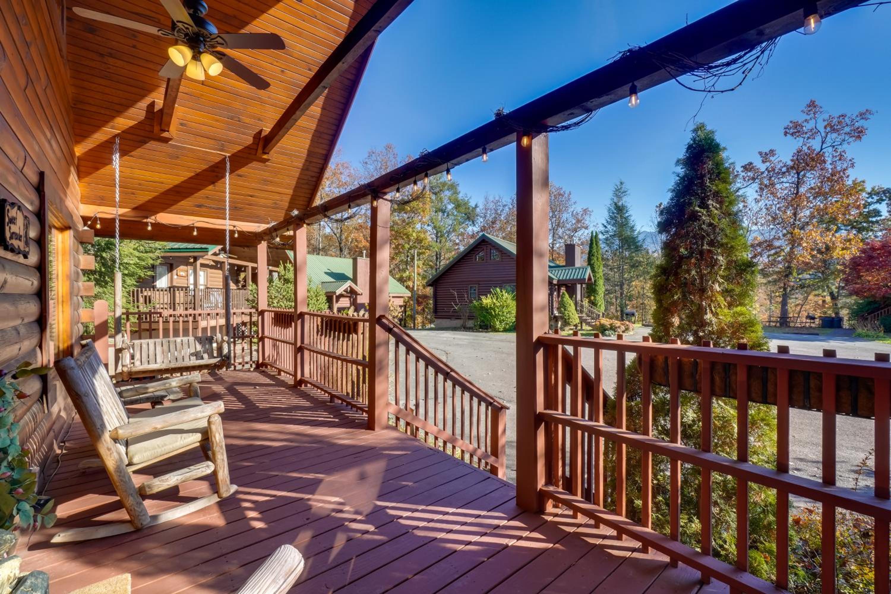 Gatlinburg Scenic Cabin with Hot Tub | 2 Mi to Dtwn!