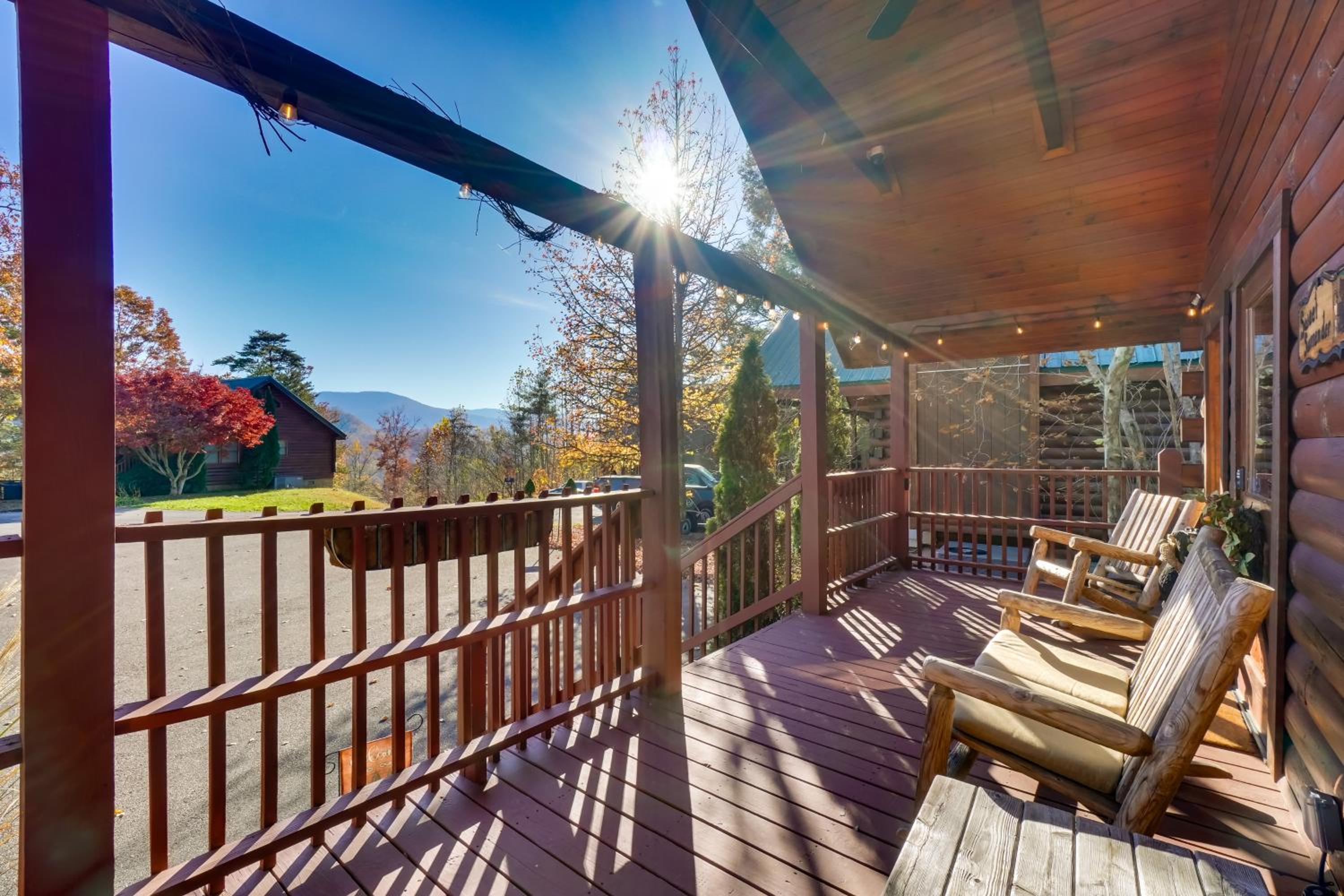 Gatlinburg Scenic Cabin with Hot Tub | 2 Mi to Dtwn!