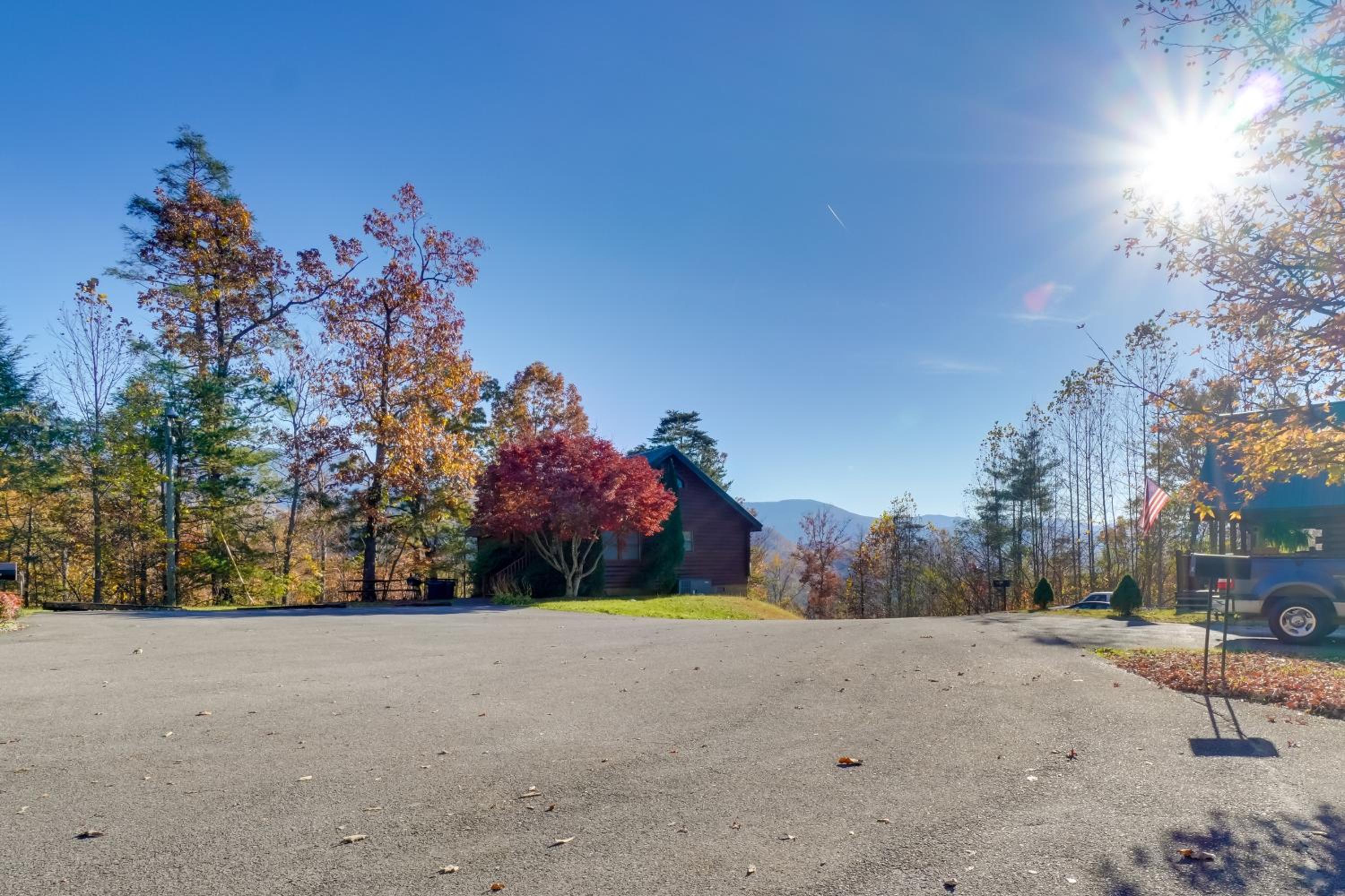 Gatlinburg Scenic Cabin with Hot Tub | 2 Mi to Dtwn!