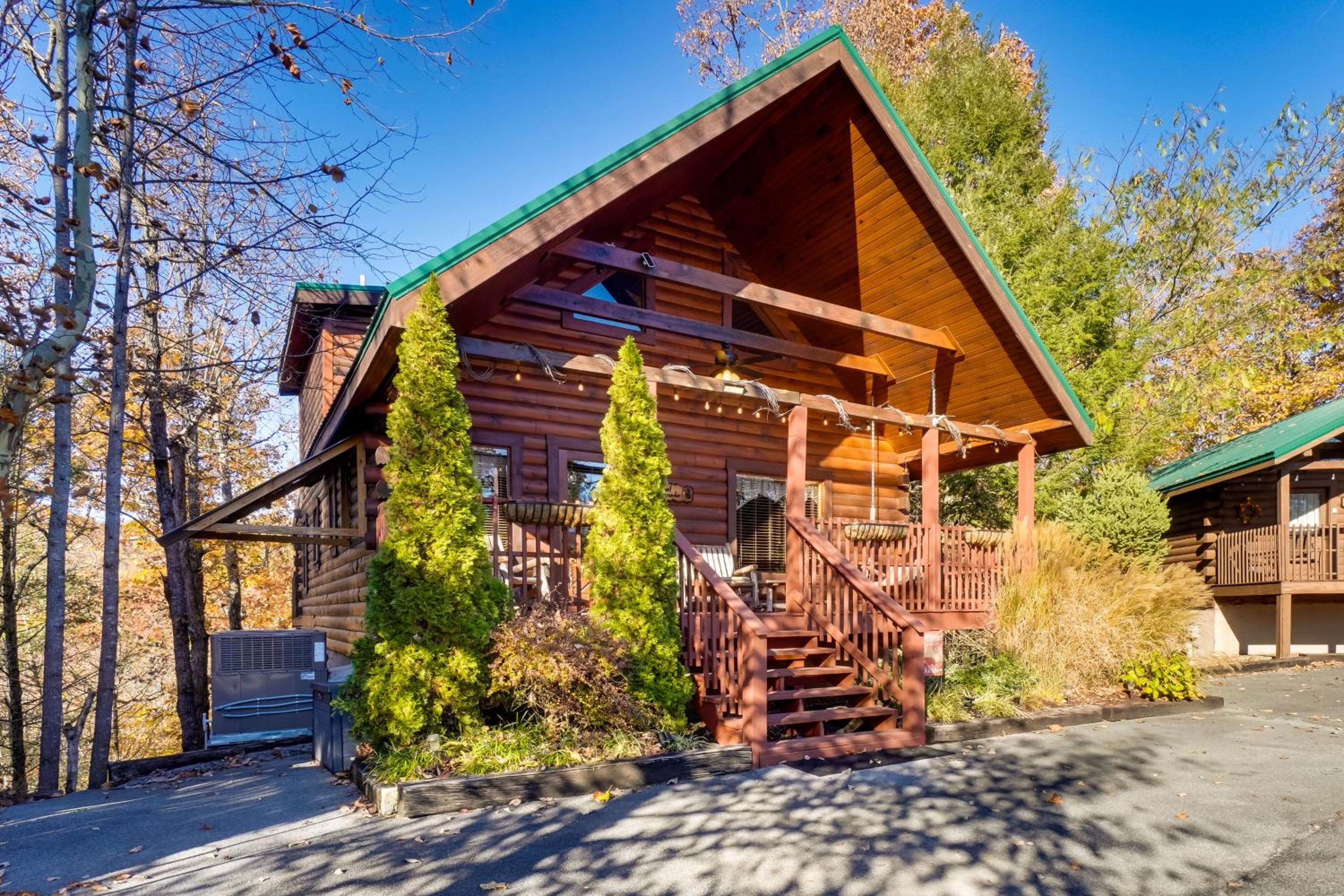 Gatlinburg Scenic Cabin with Hot Tub | 2 Mi to Dtwn!
