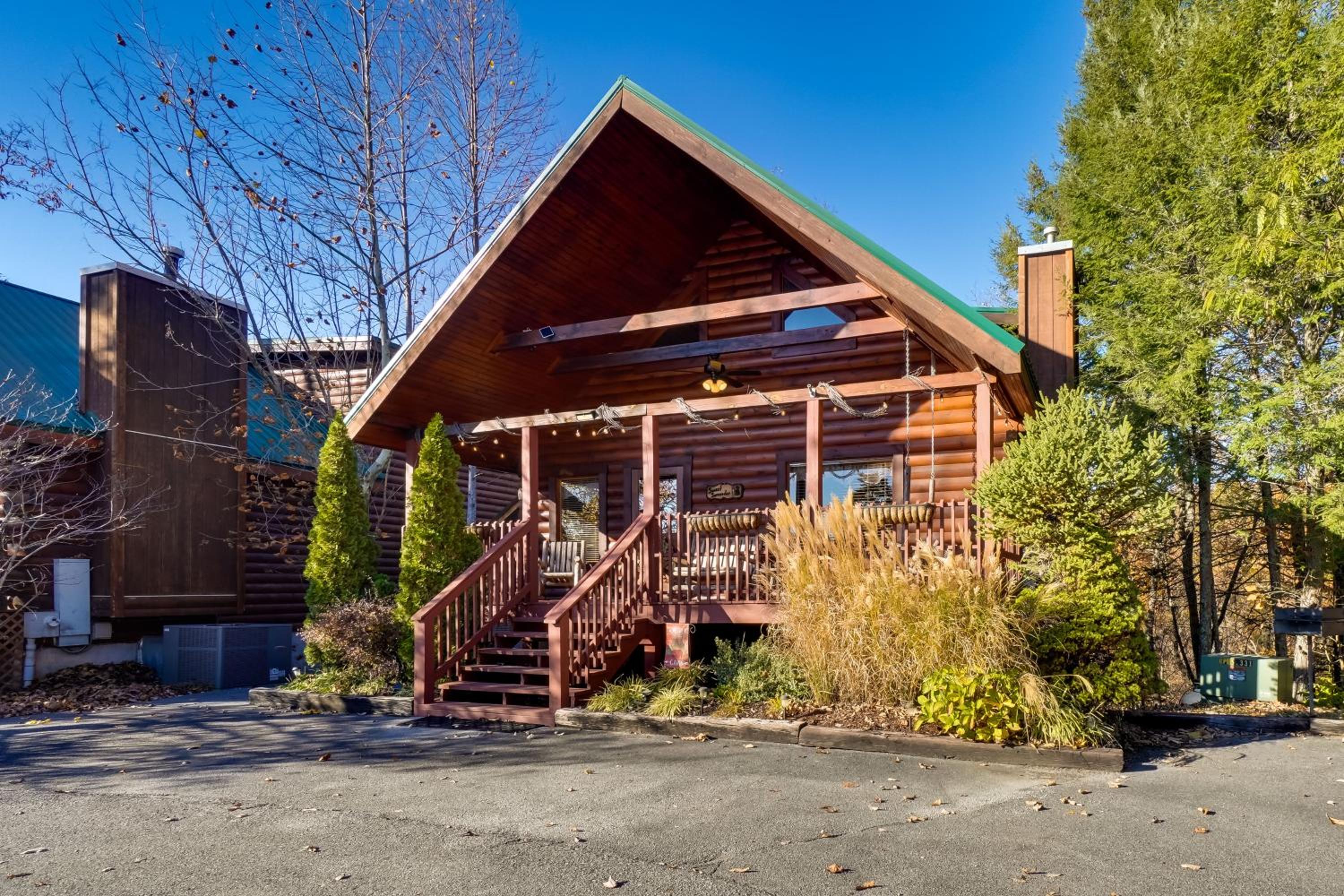 Gatlinburg Scenic Cabin with Hot Tub | 2 Mi to Dtwn!