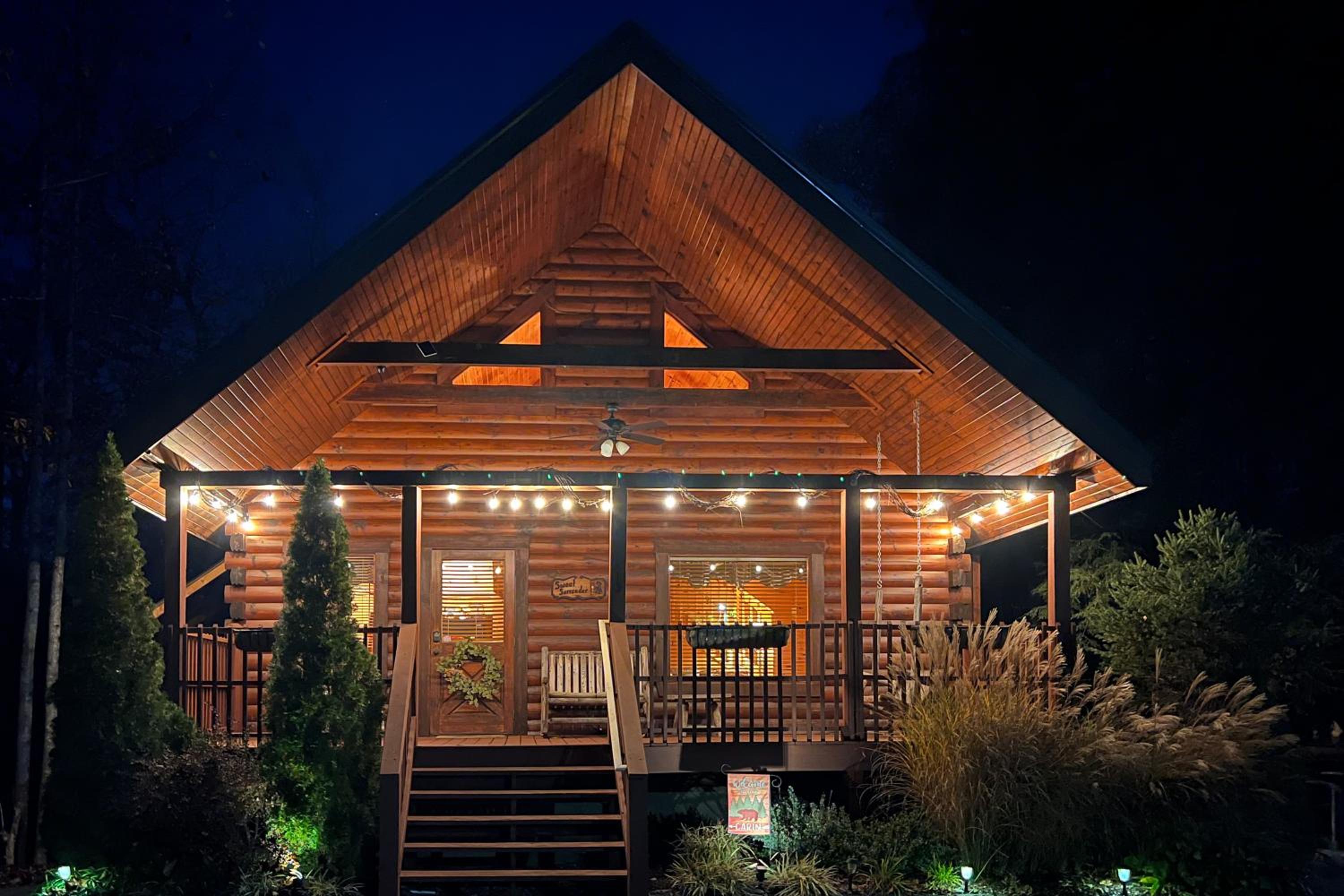 Gatlinburg Scenic Cabin with Hot Tub | 2 Mi to Dtwn!
