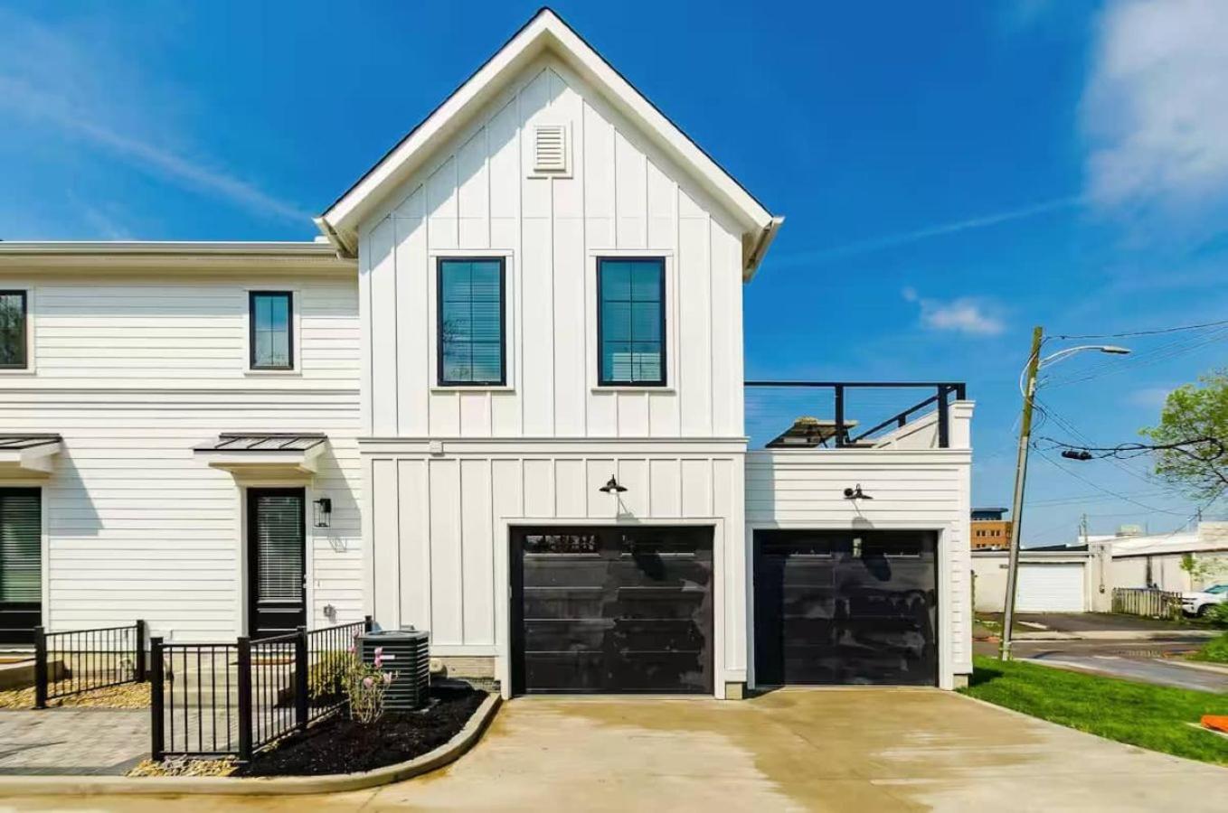Jungle House Columbus Sleep 16 Downtown Ohio Free Parking - Near Convention Center & Nationwide Arena - 3BR Short North Luxury Home - Over 5,800 Five Star 