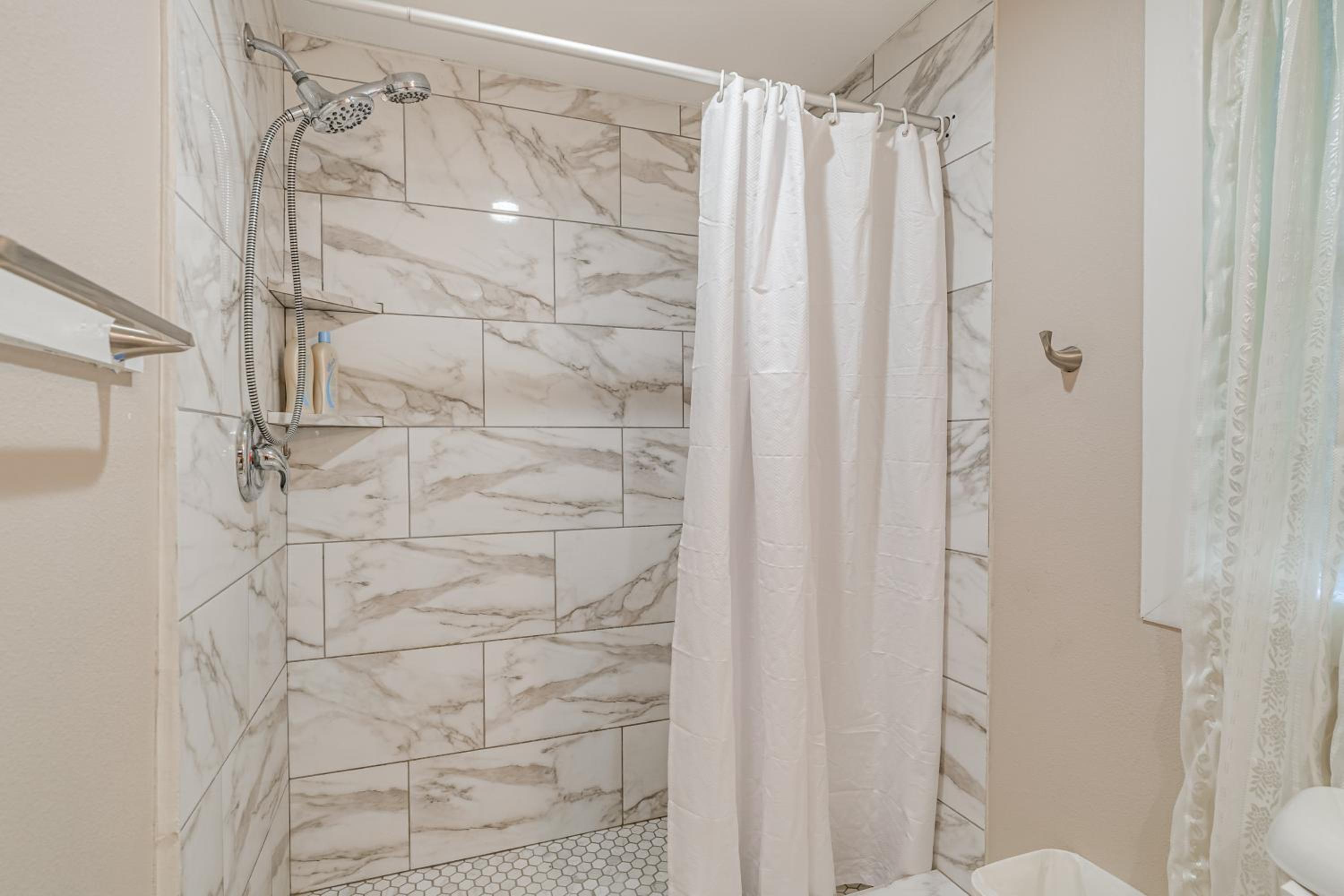 Hike and Relax Tranquil Wooded Escape in Hockley