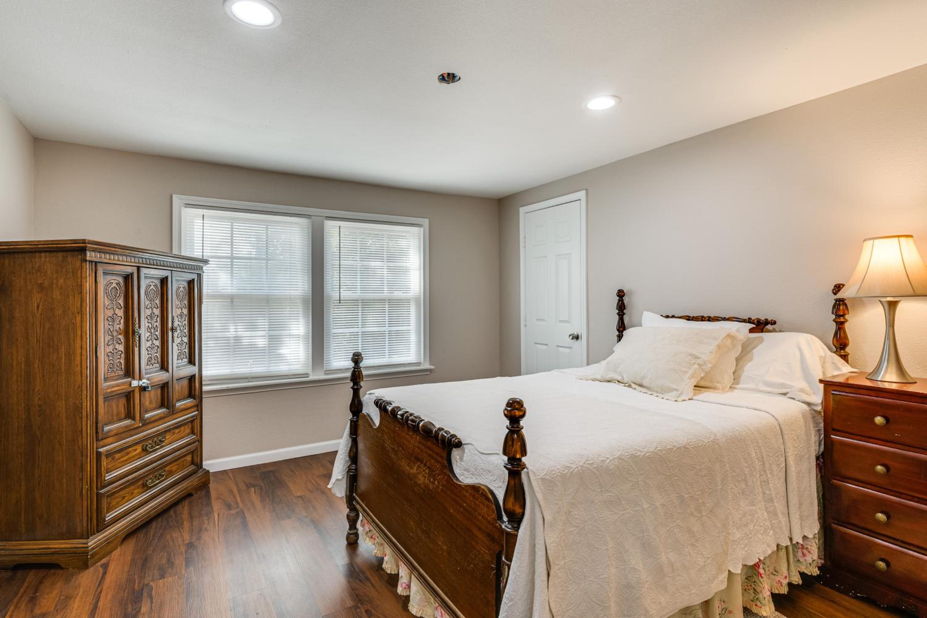 Hike and Relax Tranquil Wooded Escape in Hockley