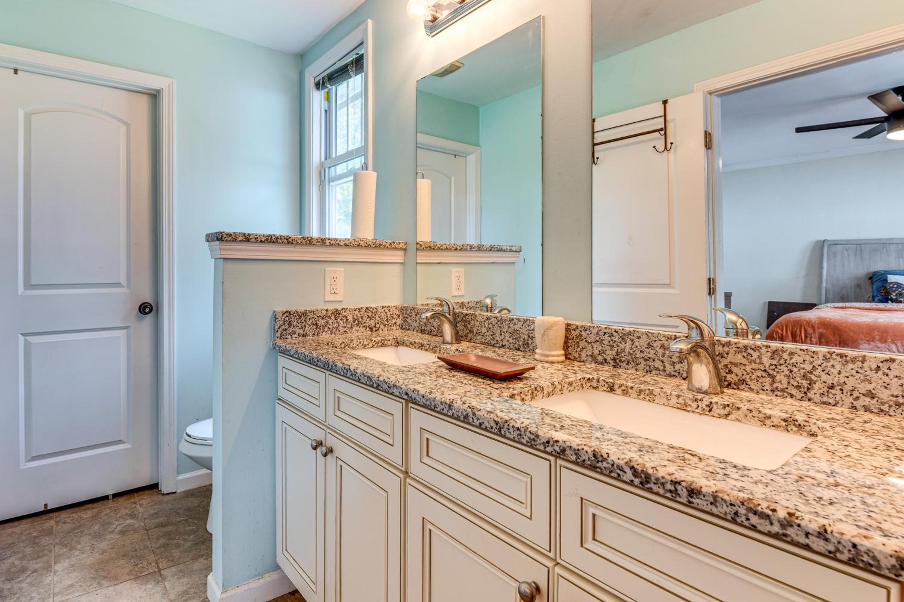 7 Mi to Dtwn Atlanta Family Home with Large Yard!