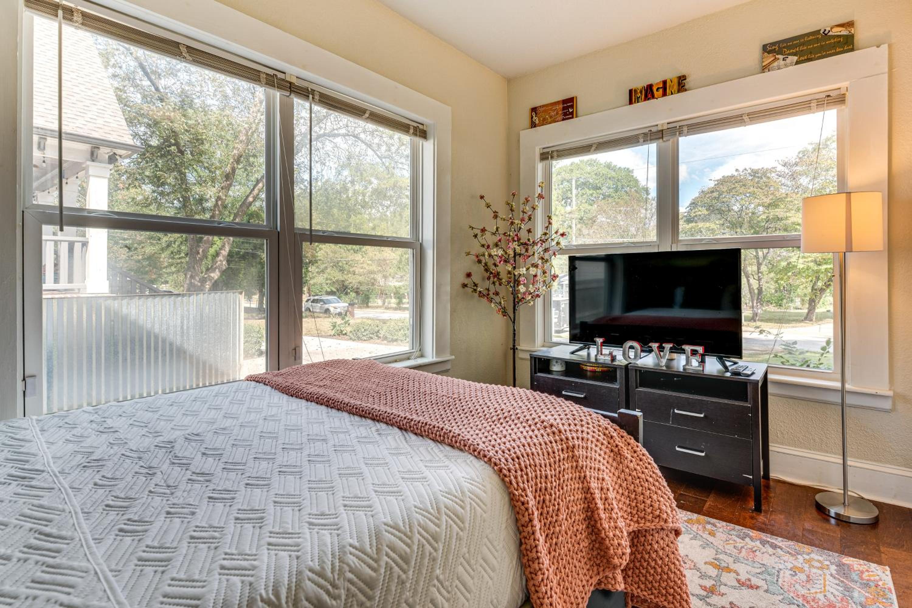 7 Mi to Dtwn Atlanta Family Home with Large Yard!