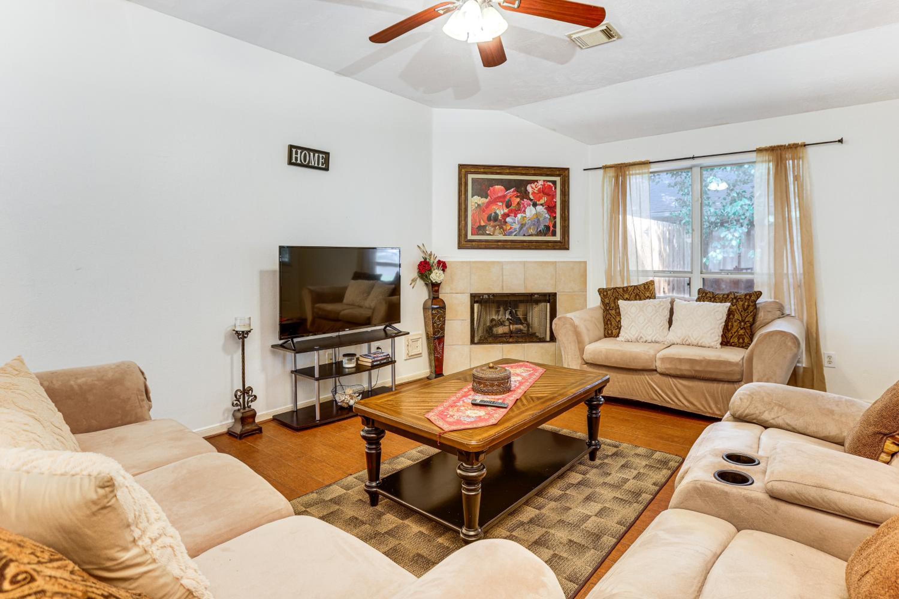 Explore Houston and Beyond! Spring Home with Backyard