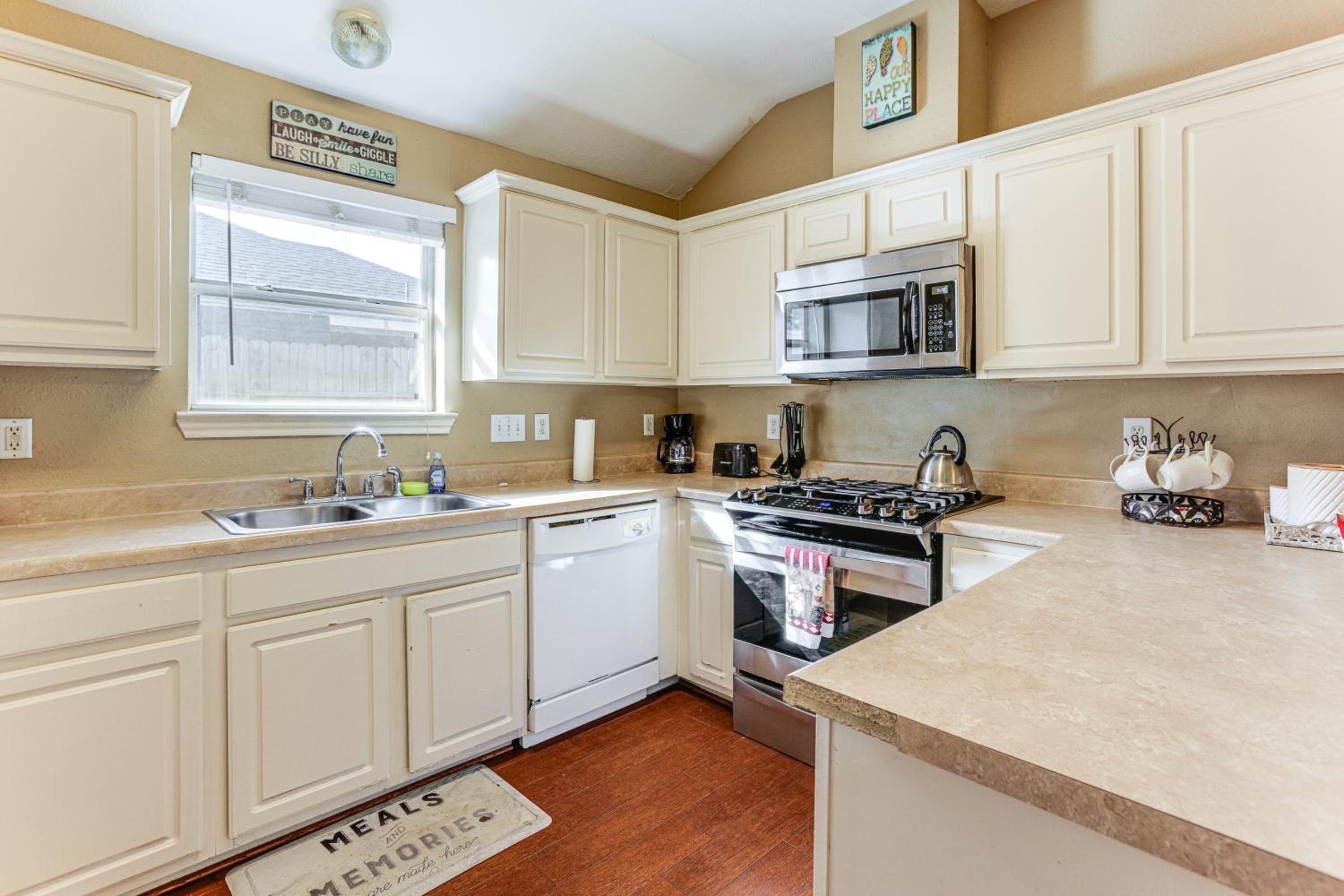 Explore Houston and Beyond! Spring Home with Backyard