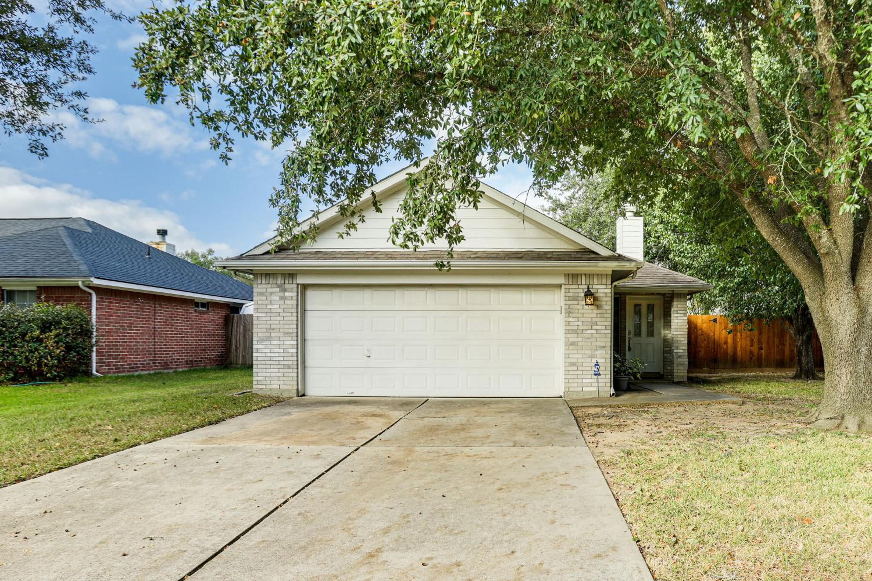 Explore Houston and Beyond! Spring Home with Backyard
