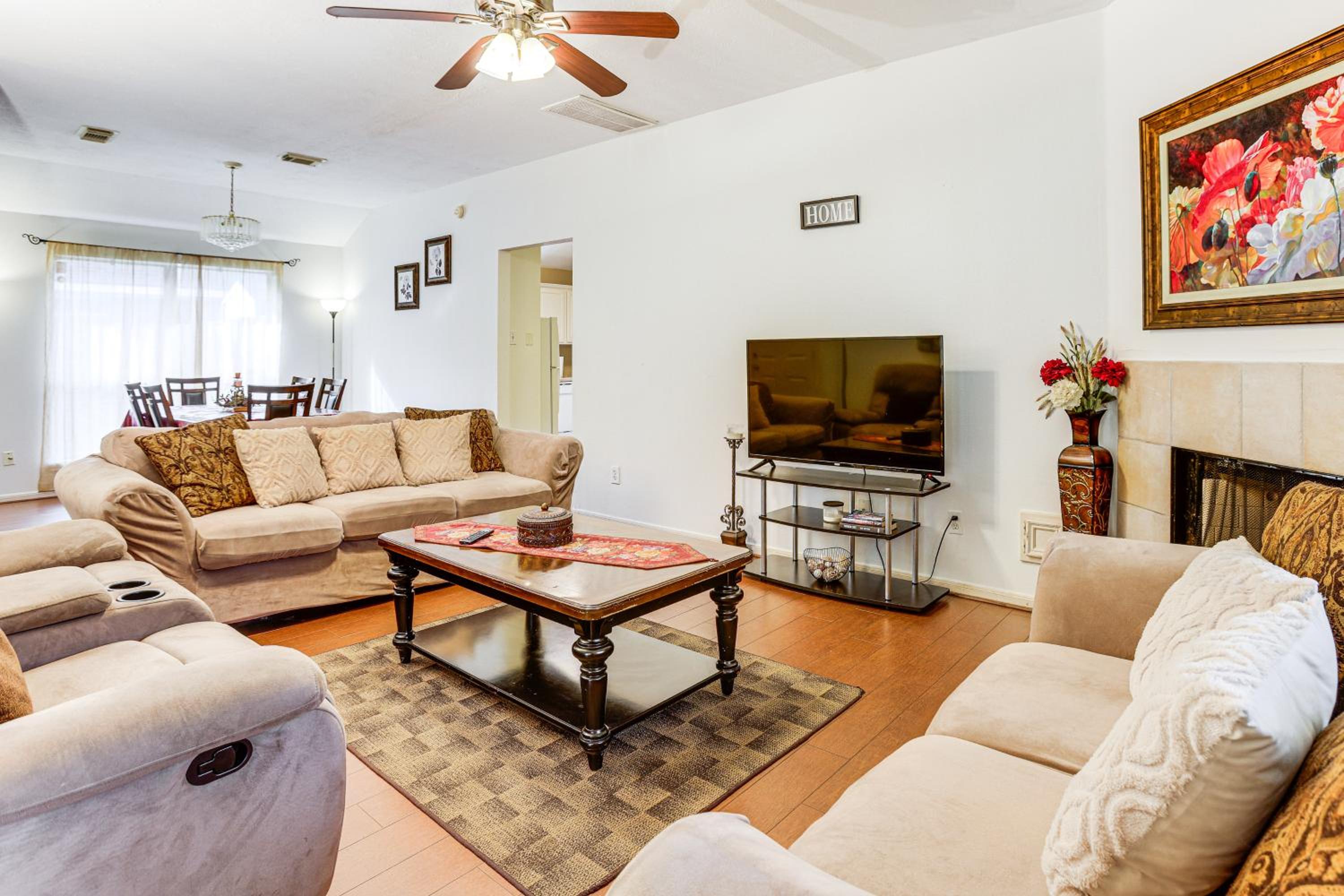 Explore Houston and Beyond! Spring Home with Backyard