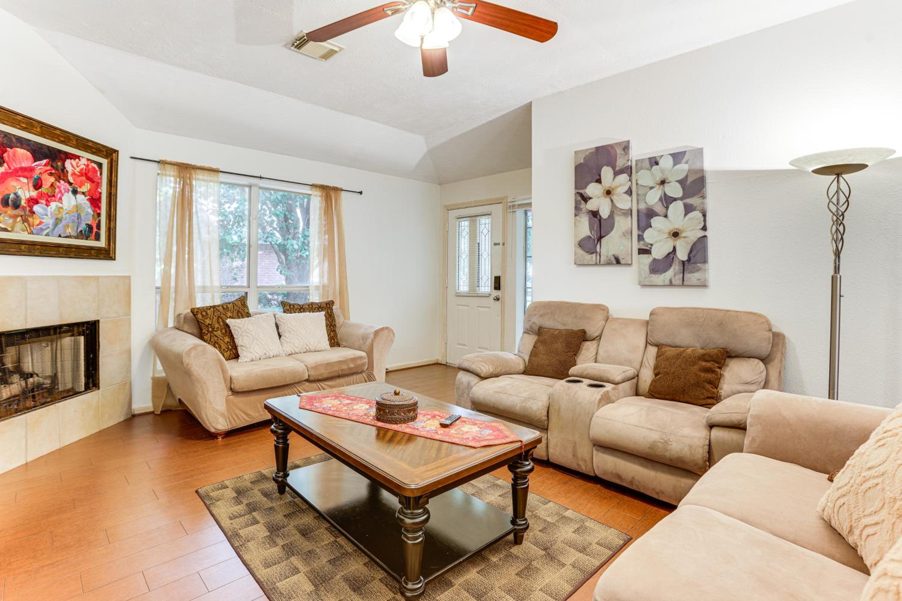 Explore Houston and Beyond! Spring Home with Backyard