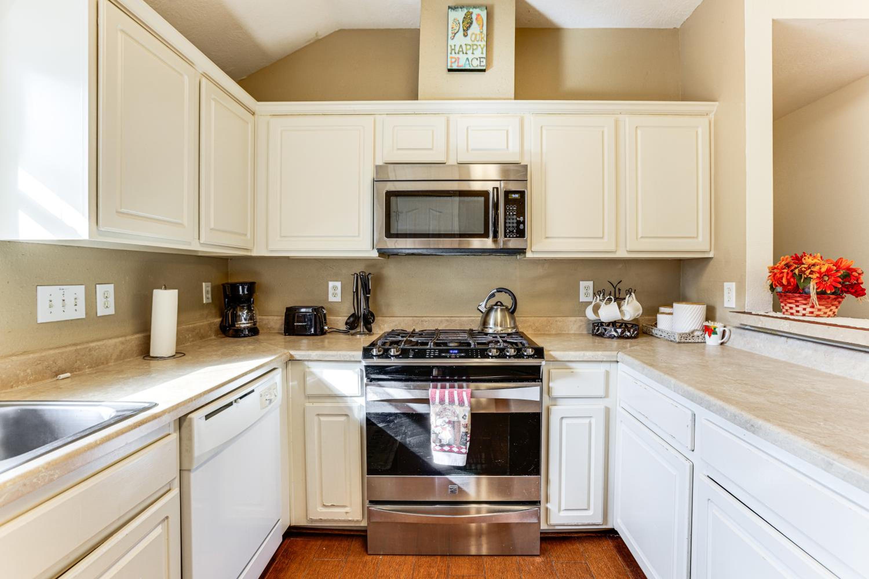 Explore Houston and Beyond! Spring Home with Backyard