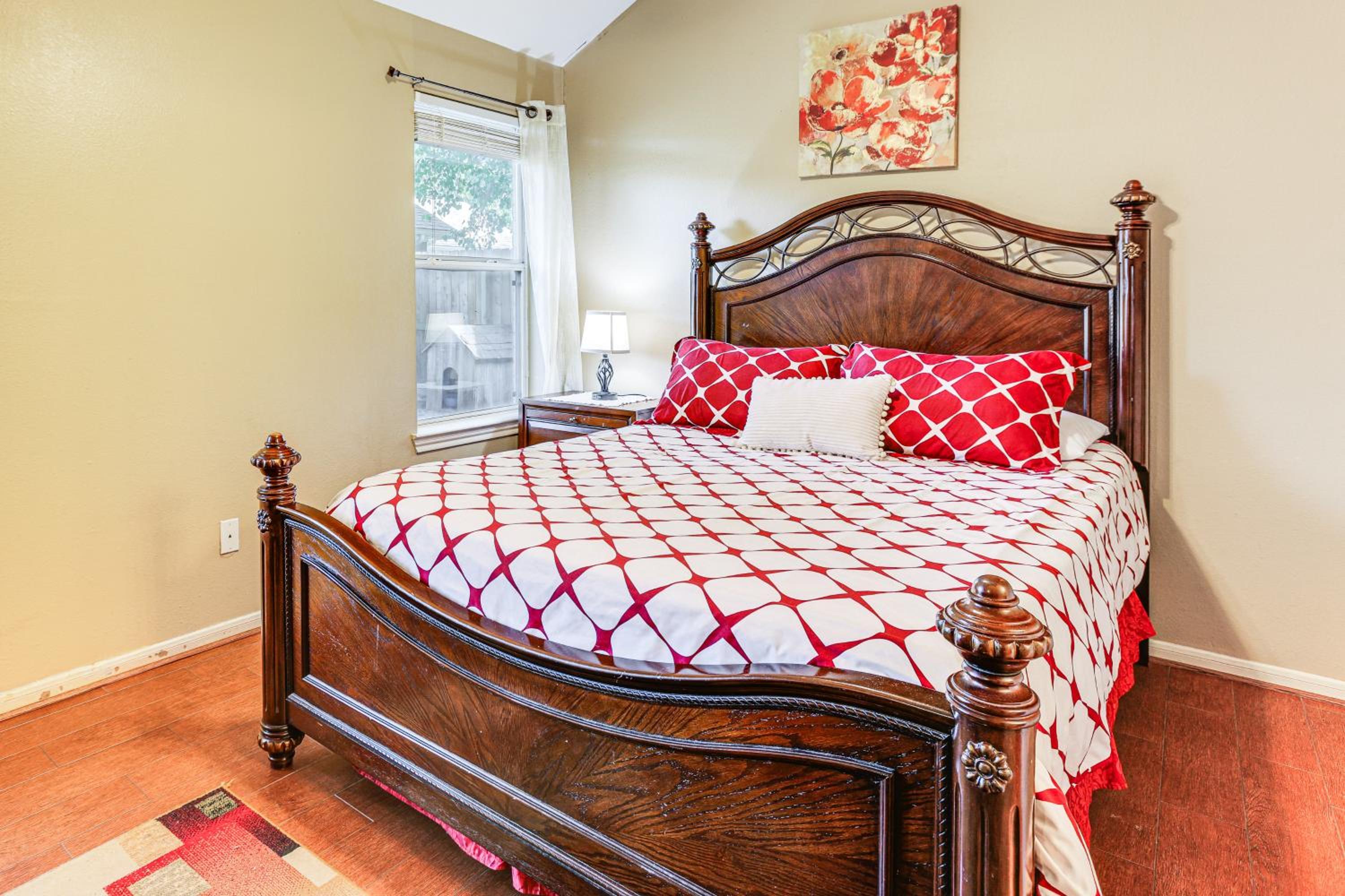 Explore Houston and Beyond! Spring Home with Backyard