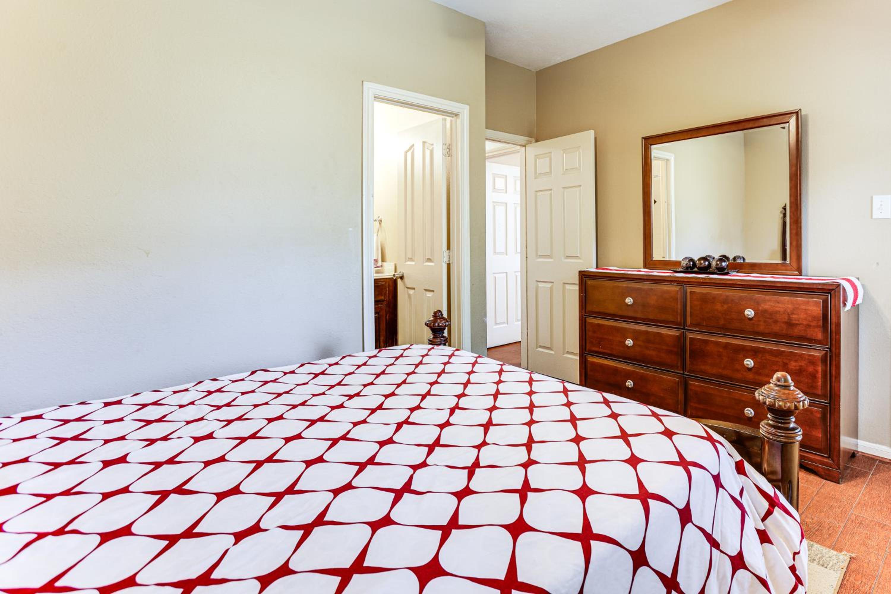 Explore Houston and Beyond! Spring Home with Backyard
