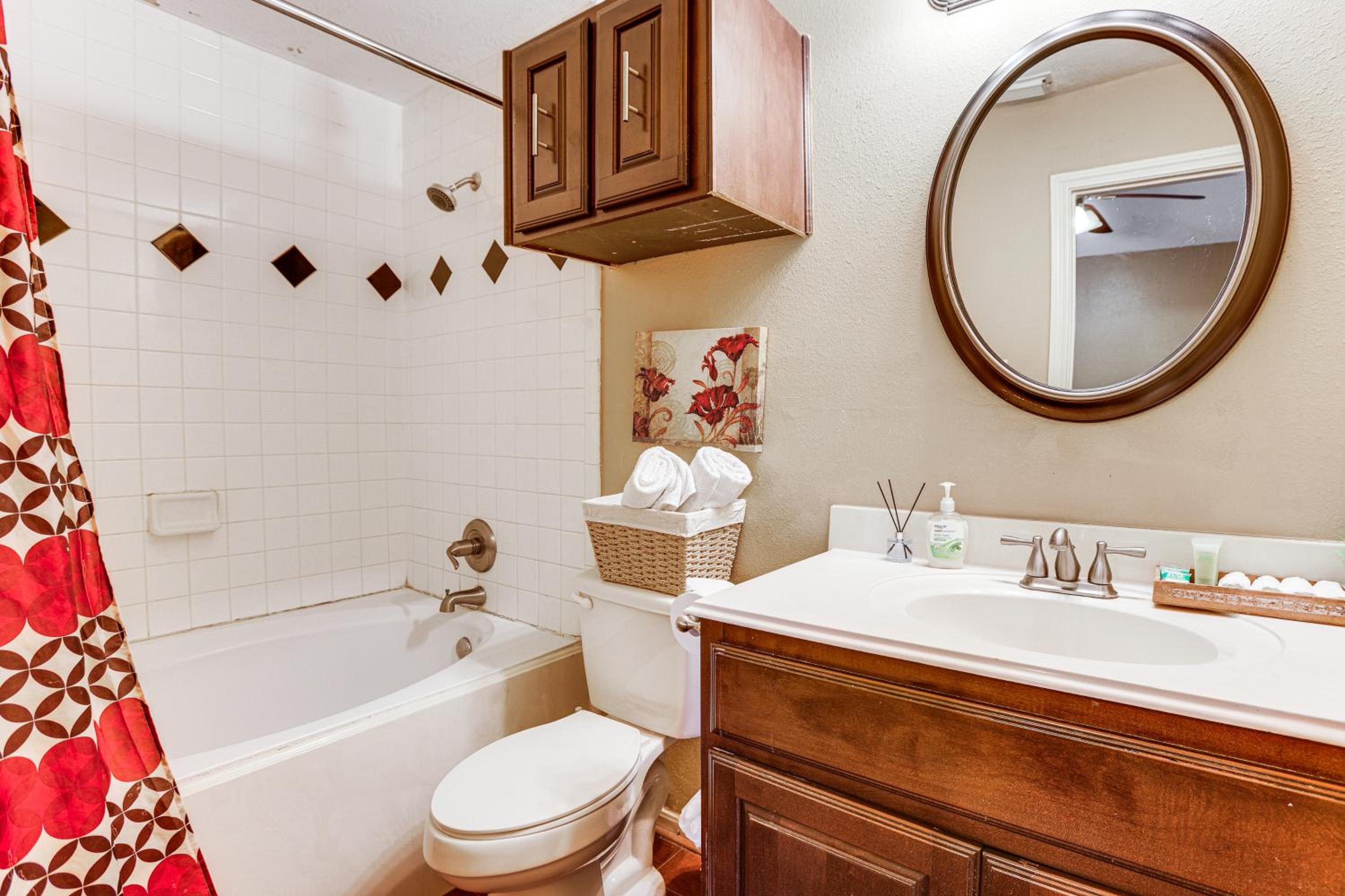 Explore Houston and Beyond! Spring Home with Backyard