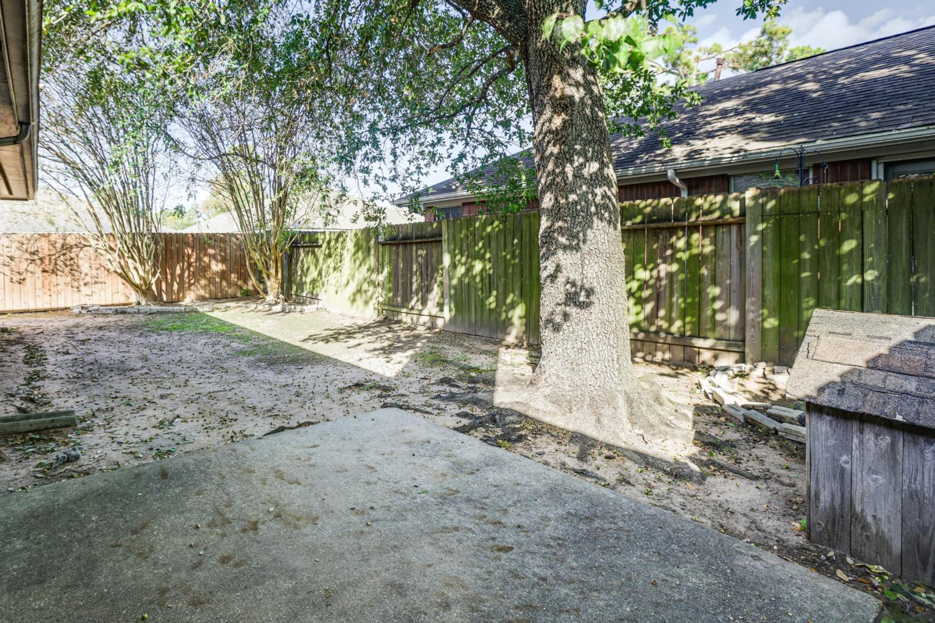 Explore Houston and Beyond! Spring Home with Backyard