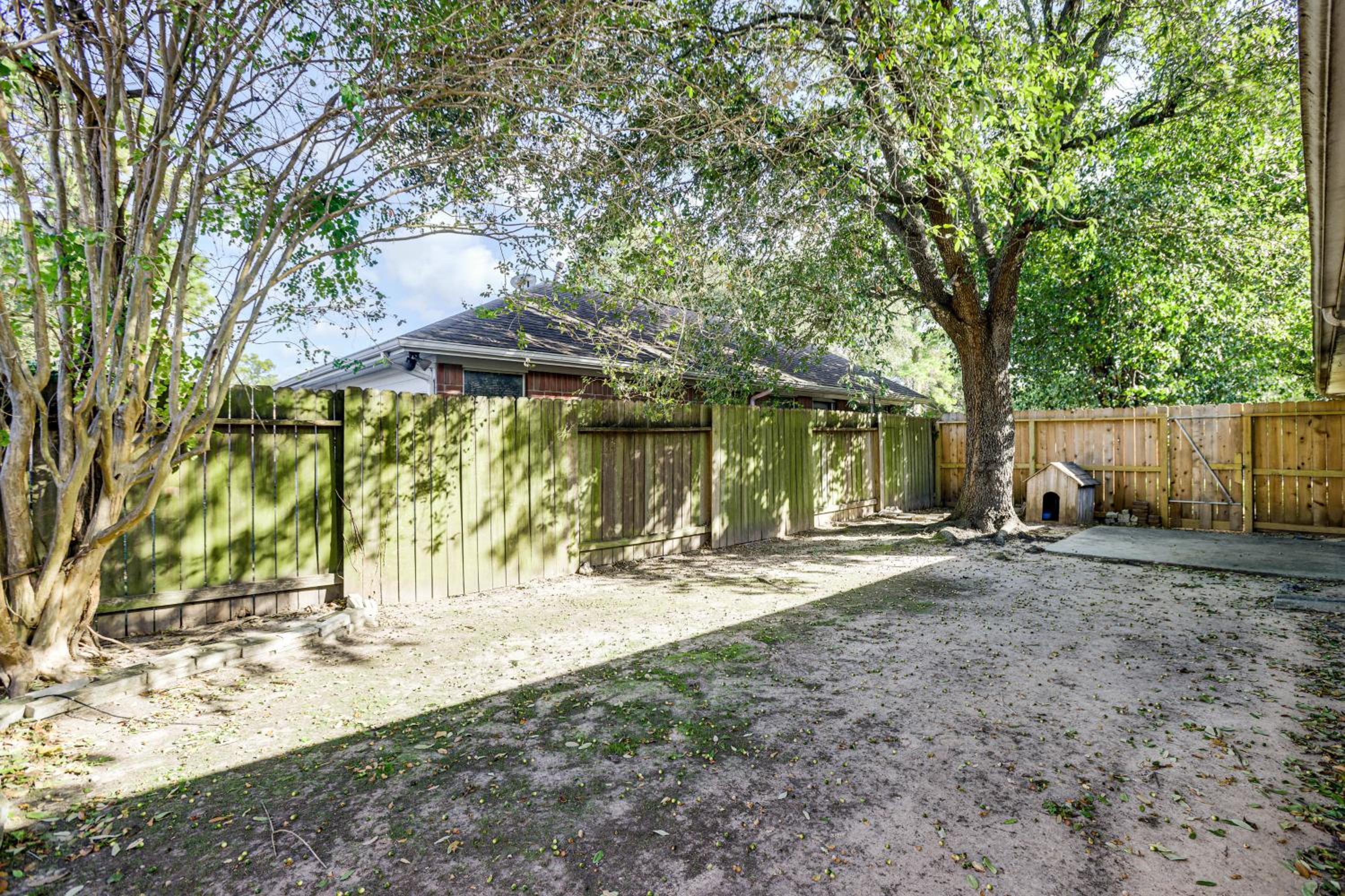 Explore Houston and Beyond! Spring Home with Backyard