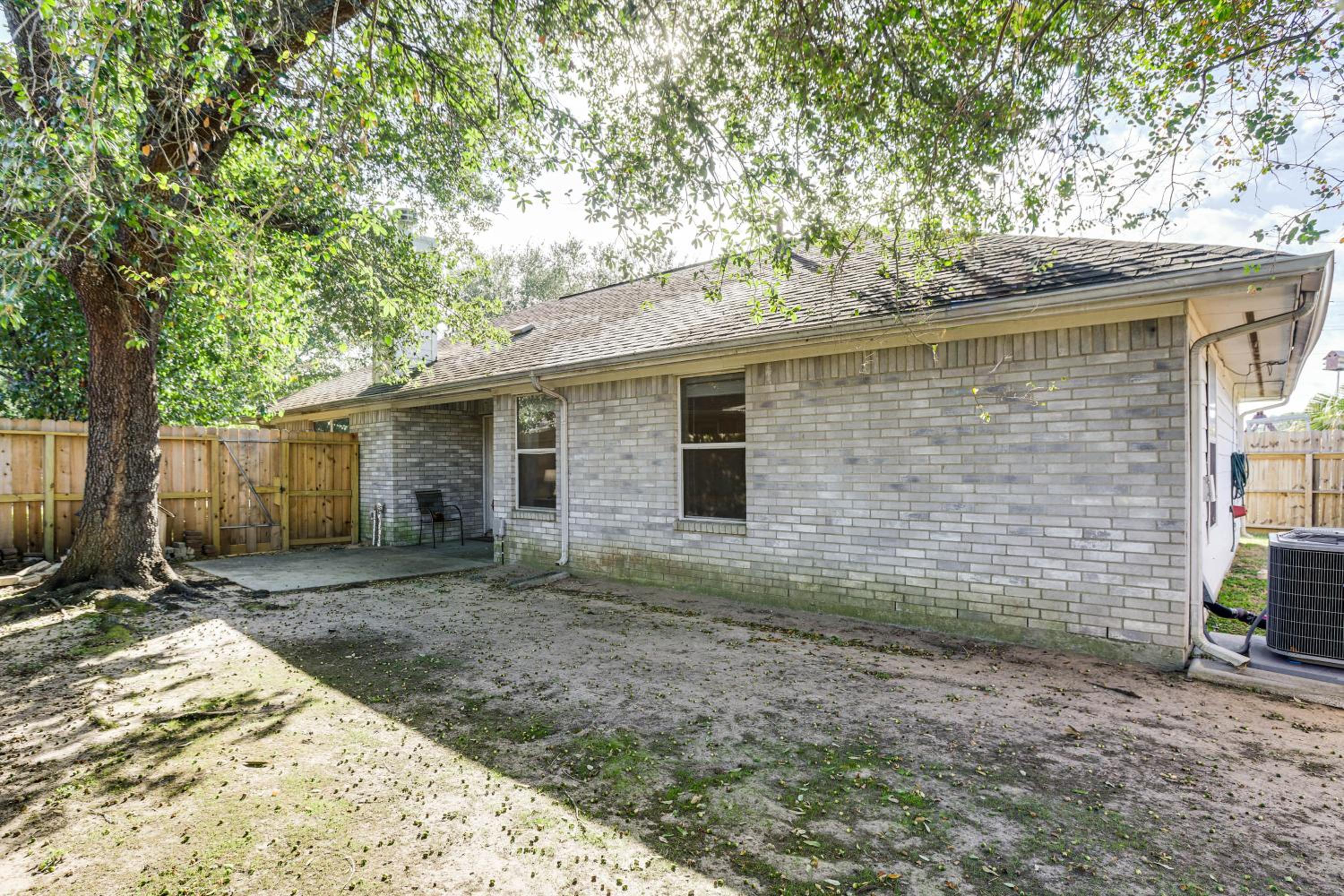 Explore Houston and Beyond! Spring Home with Backyard