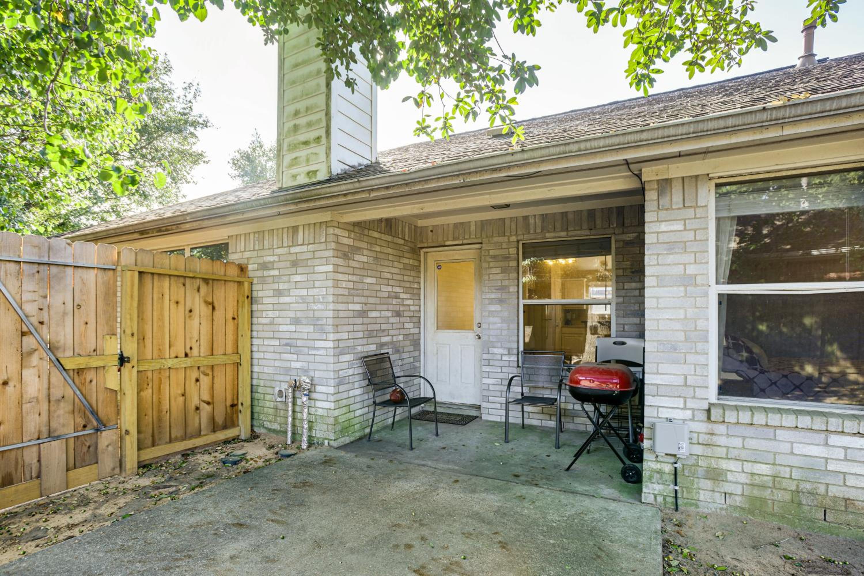 Explore Houston and Beyond! Spring Home with Backyard
