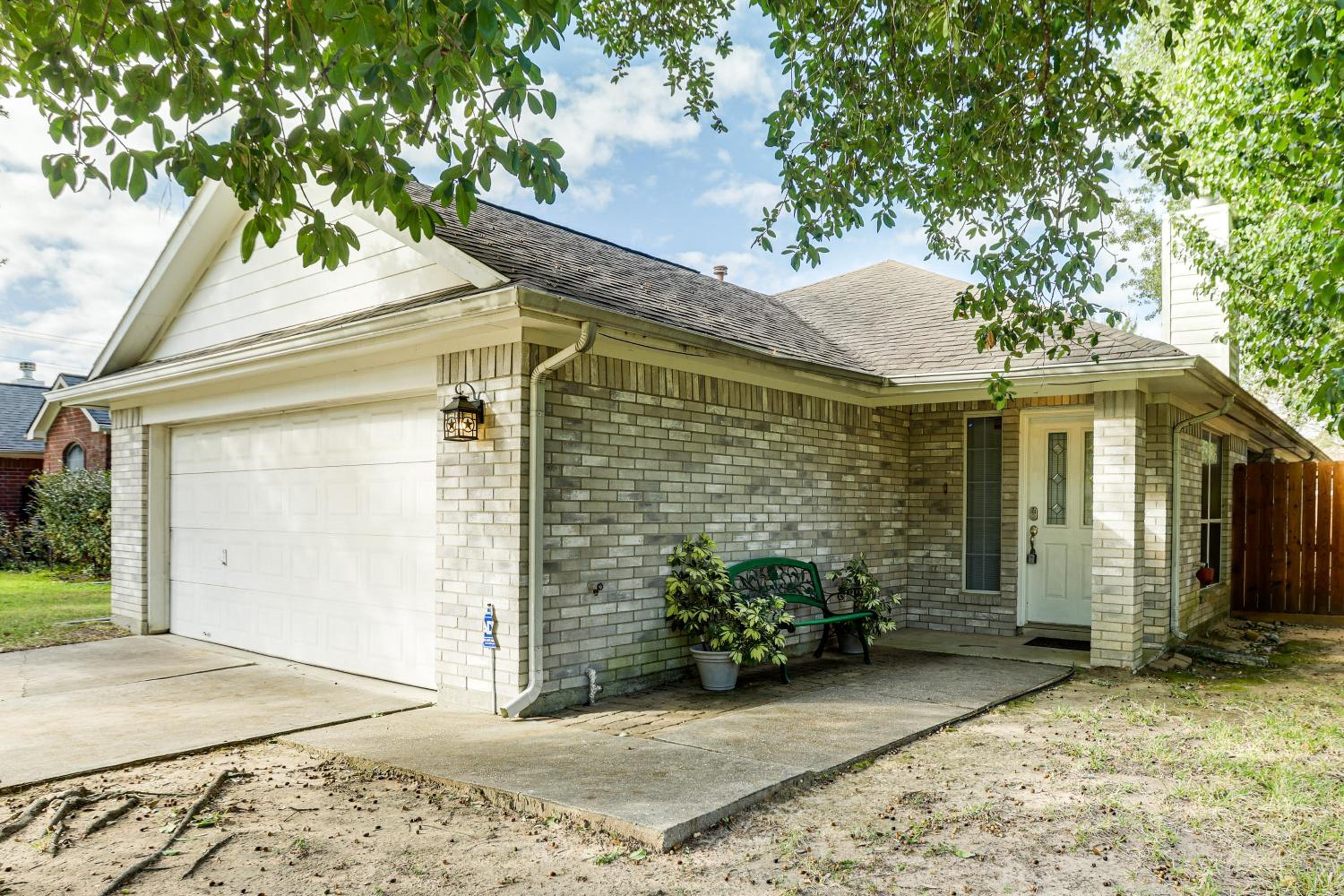 Explore Houston and Beyond! Spring Home with Backyard