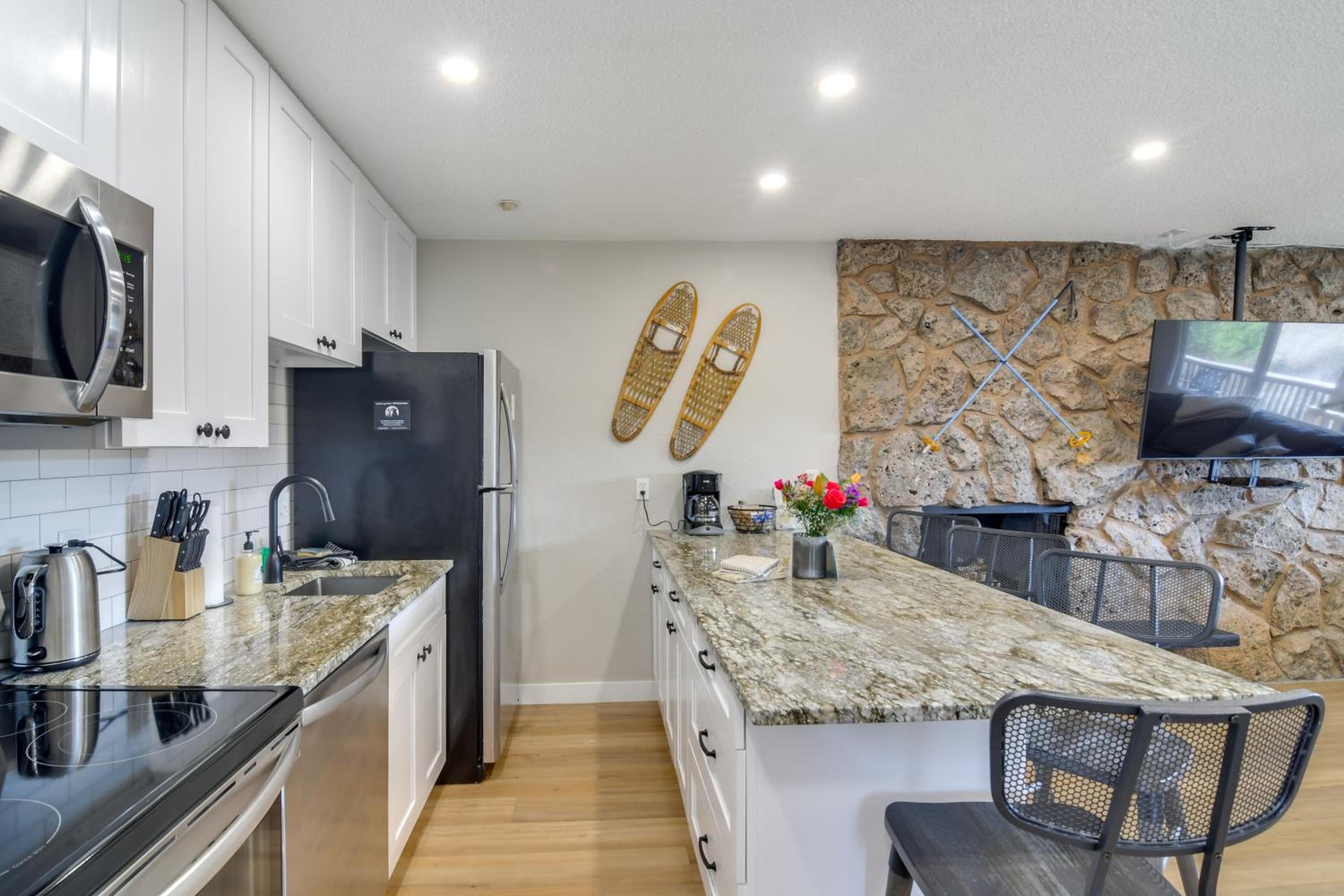 3BR Riverfront Retreat! Mtn Views, Community Perks