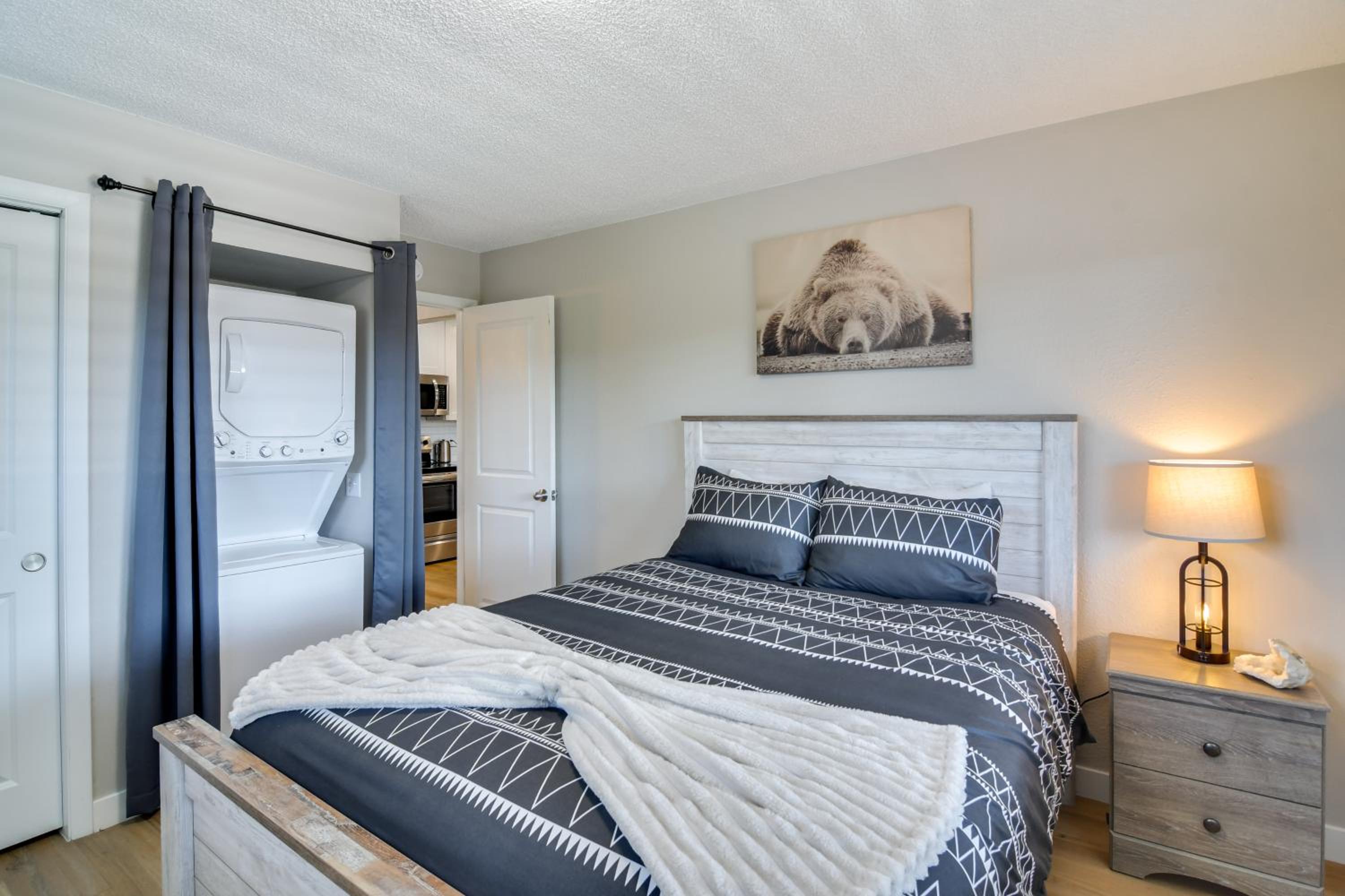 3BR Riverfront Retreat! Mtn Views, Community Perks