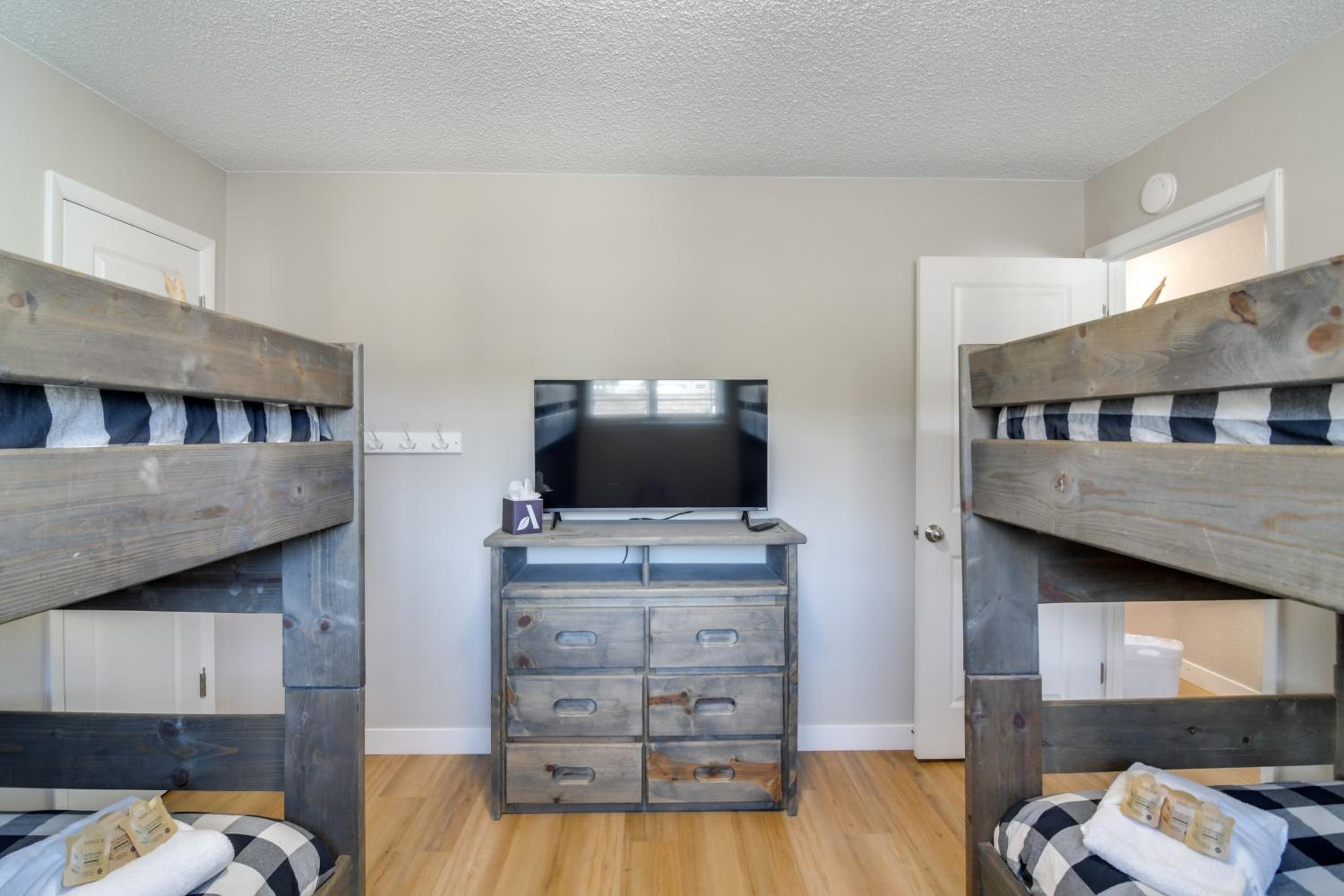 3BR Riverfront Retreat! Mtn Views, Community Perks