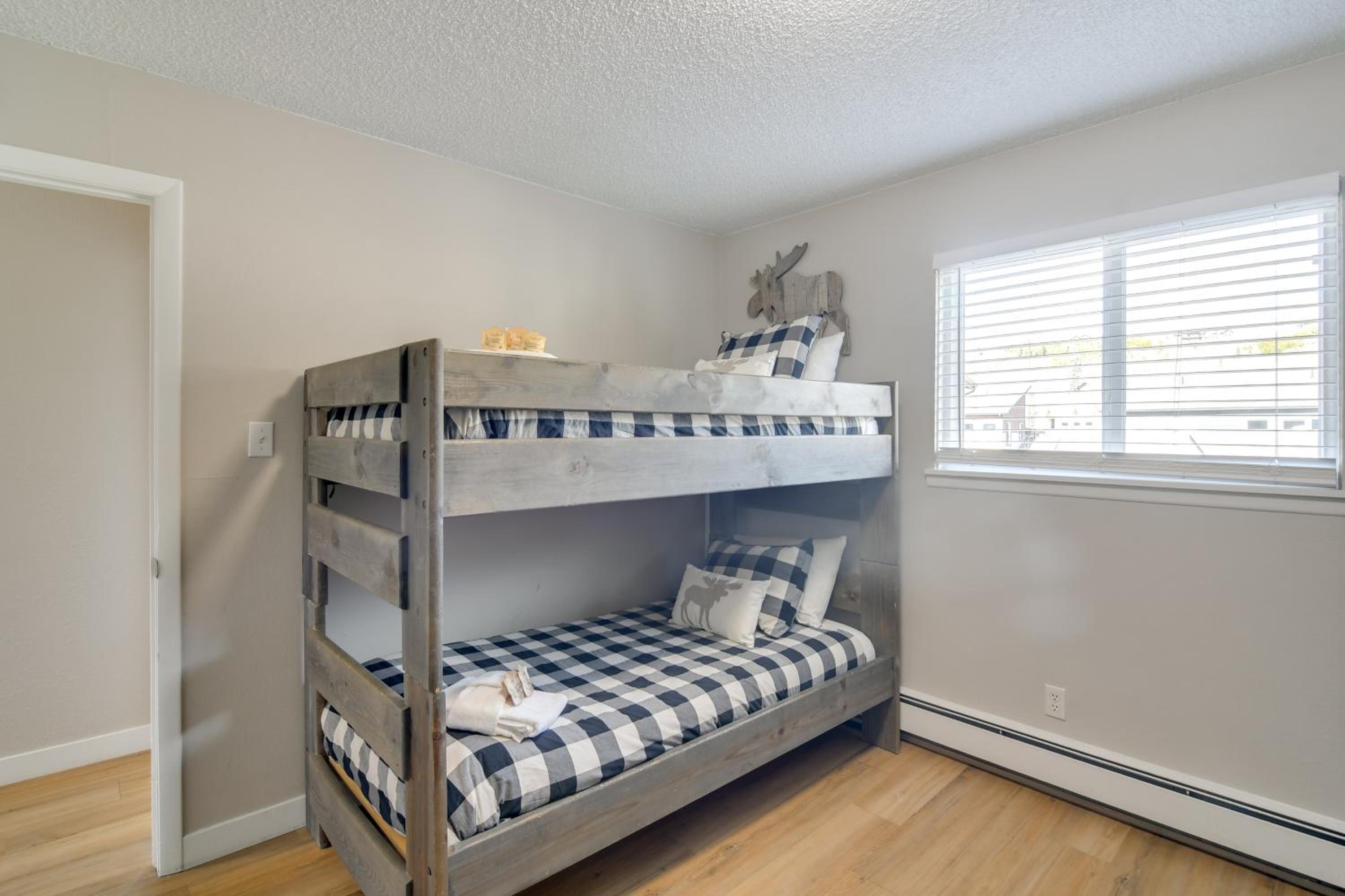 3BR Riverfront Retreat! Mtn Views, Community Perks